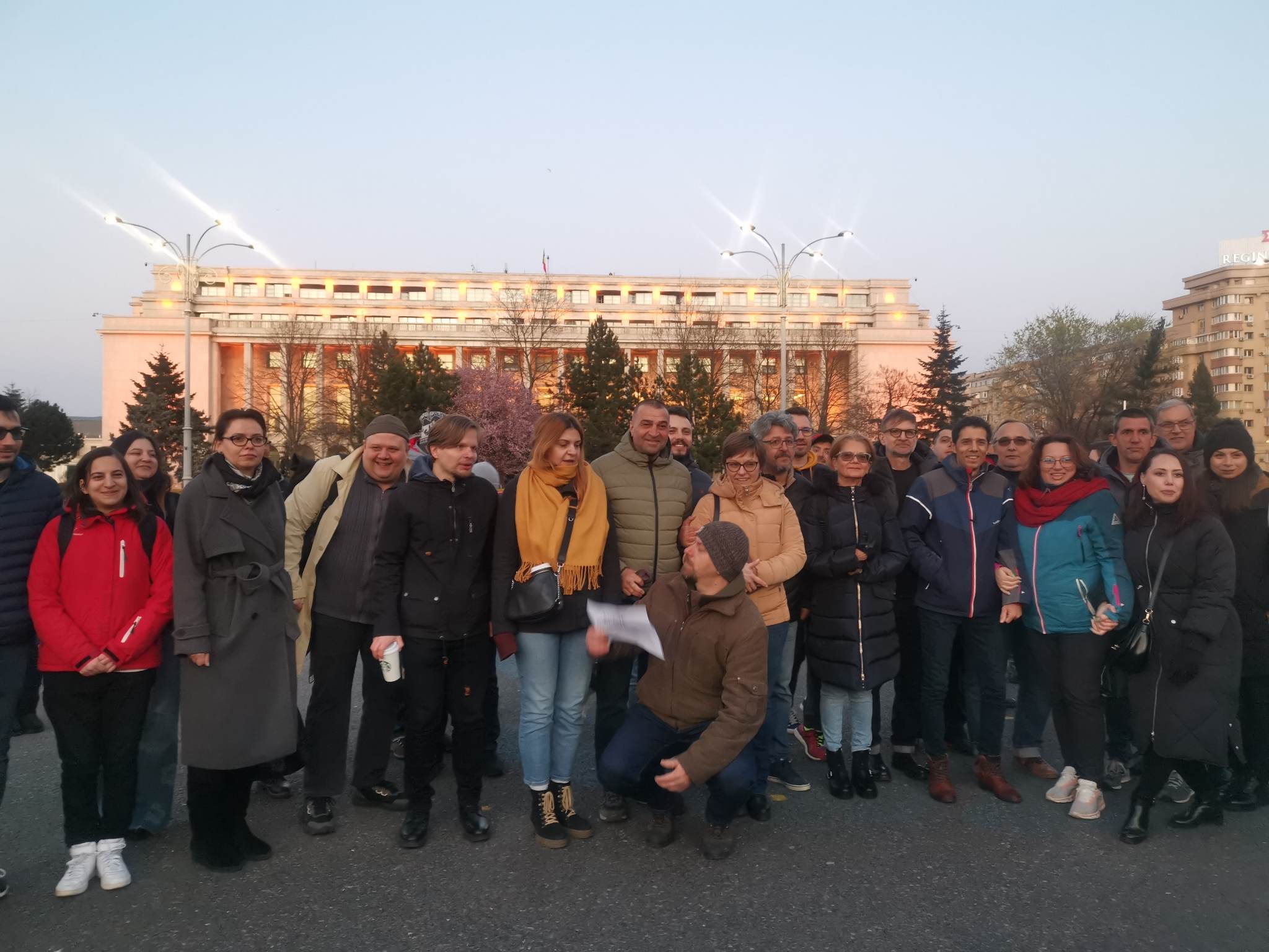 Protest cu zeci de oameni în Piața Victoriei, după ce senatorii au votat pragul de 250.000 de lei pentru abuz în serviciu