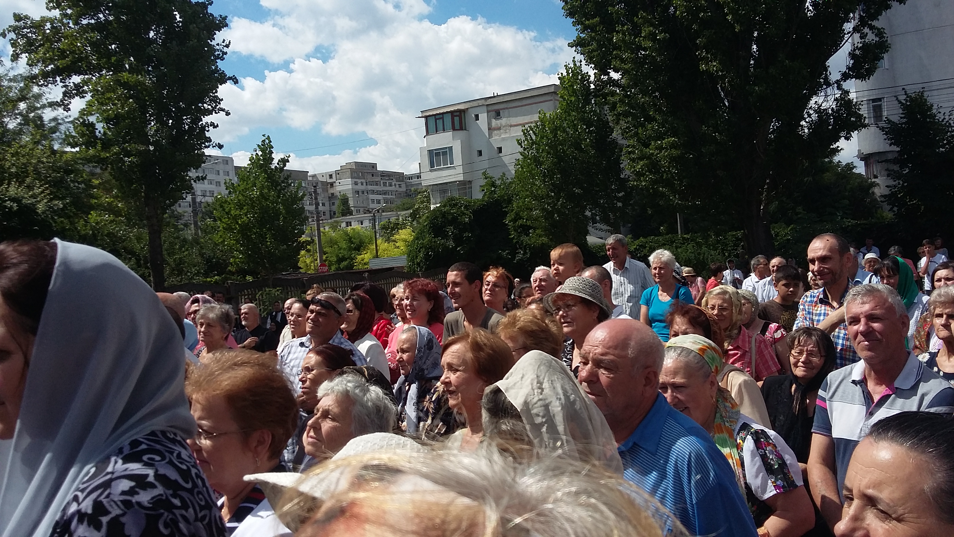 Gălățenii s-au îmbulzit să primească pomană de Sfântul Ilie! FOTO&VIDEO