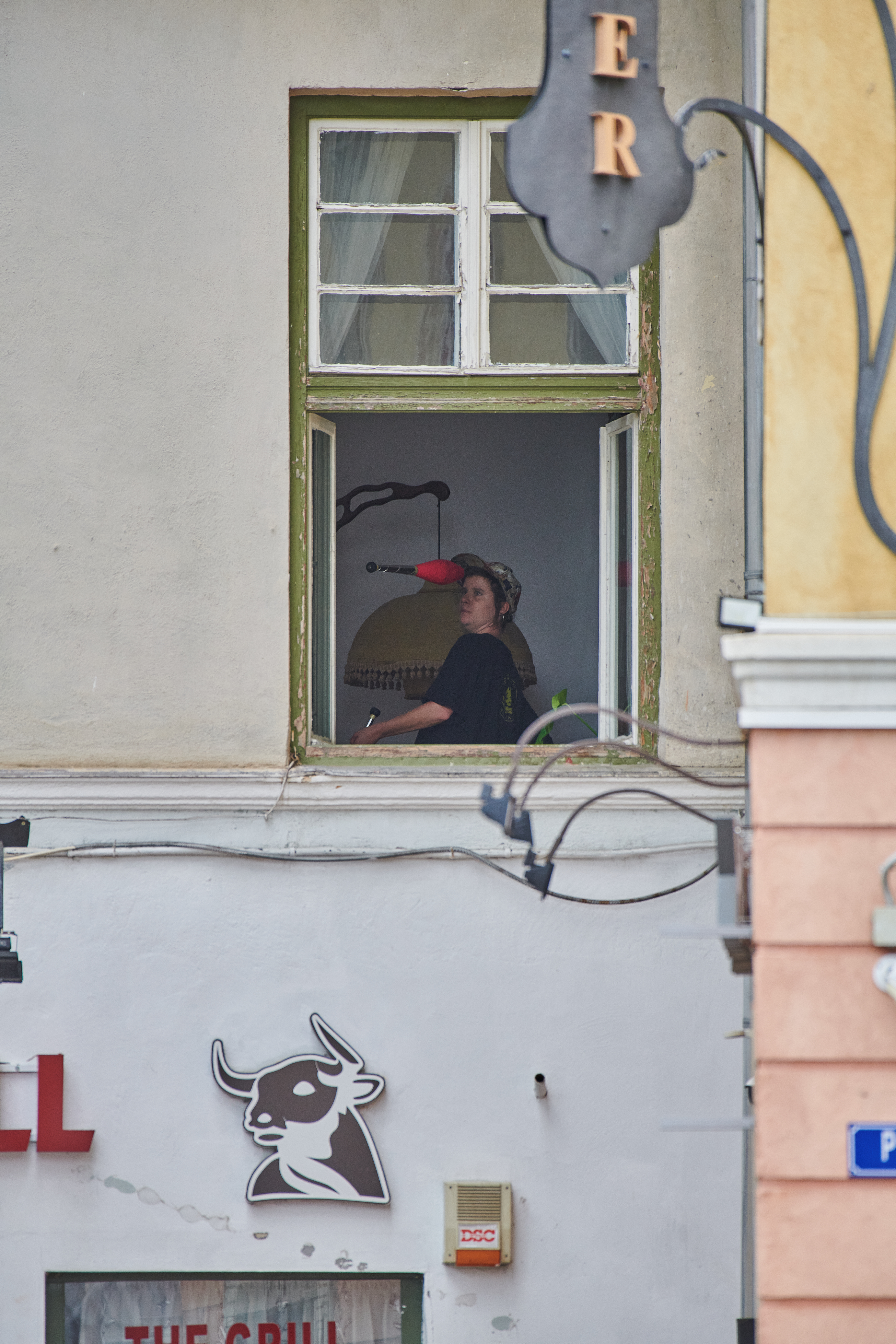 O artistă stradală din Argentina, spectacol din apartamentul din Sibiu, unde e blocată de mai bine de o lună