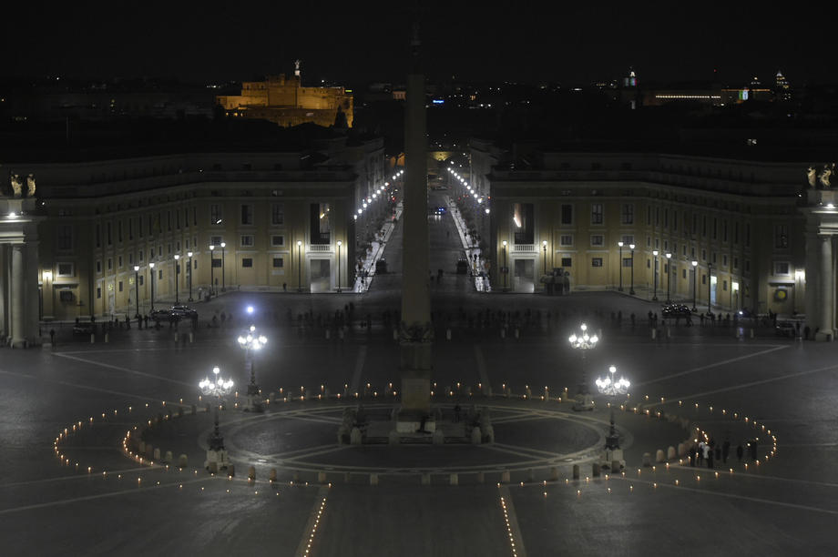 Papa Francisc a oficiat rugăciunea Calea Crucii, fără credincioși în Piața San Pietro. Înainte sunase în direct la TV