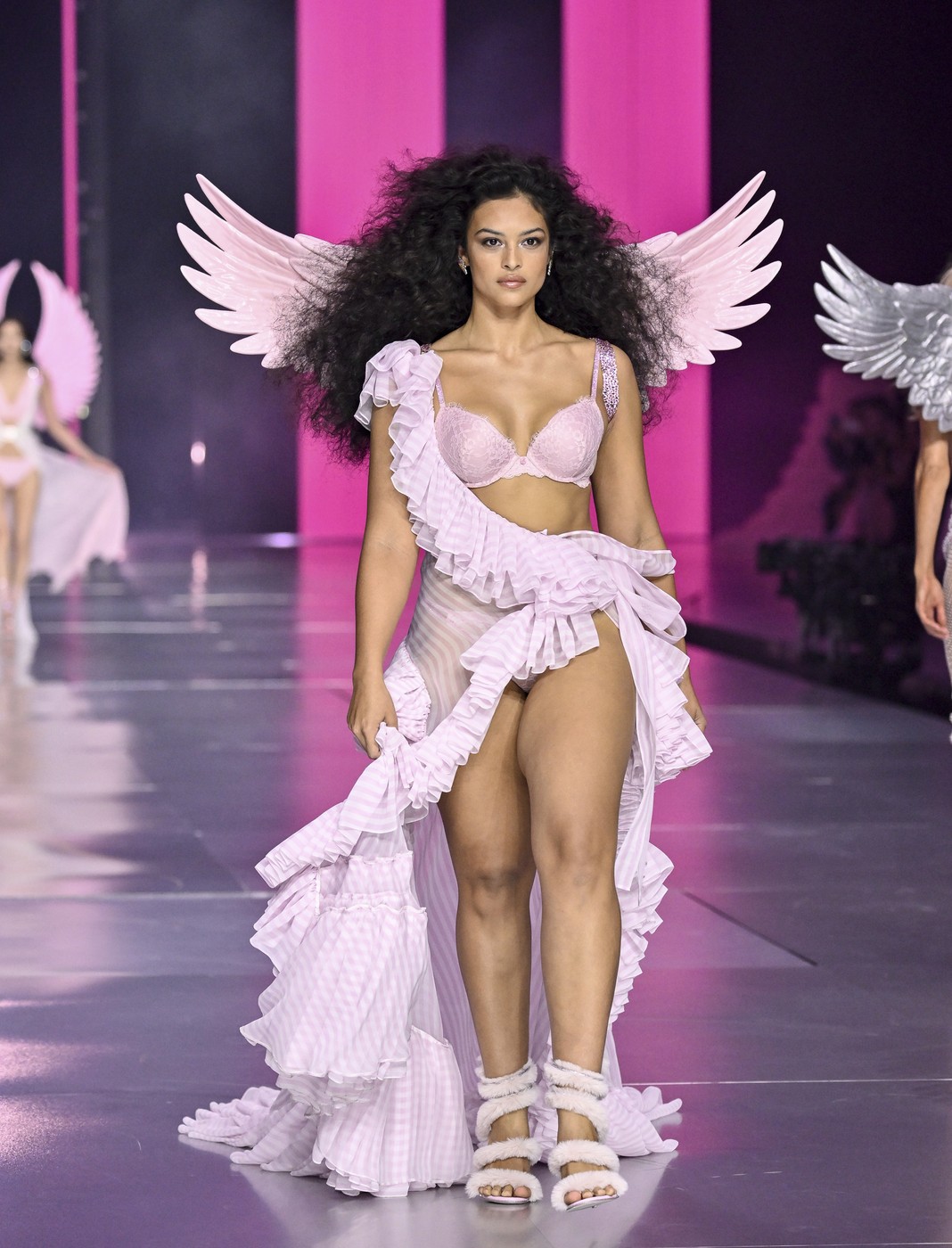 Românca Andreea Diaconu a defilat la Victoria's Secret Fashion Show 2024. Imagini cu fotomodelele, printre care și Carla Bruni, la prezentarea în lenjerie intimă