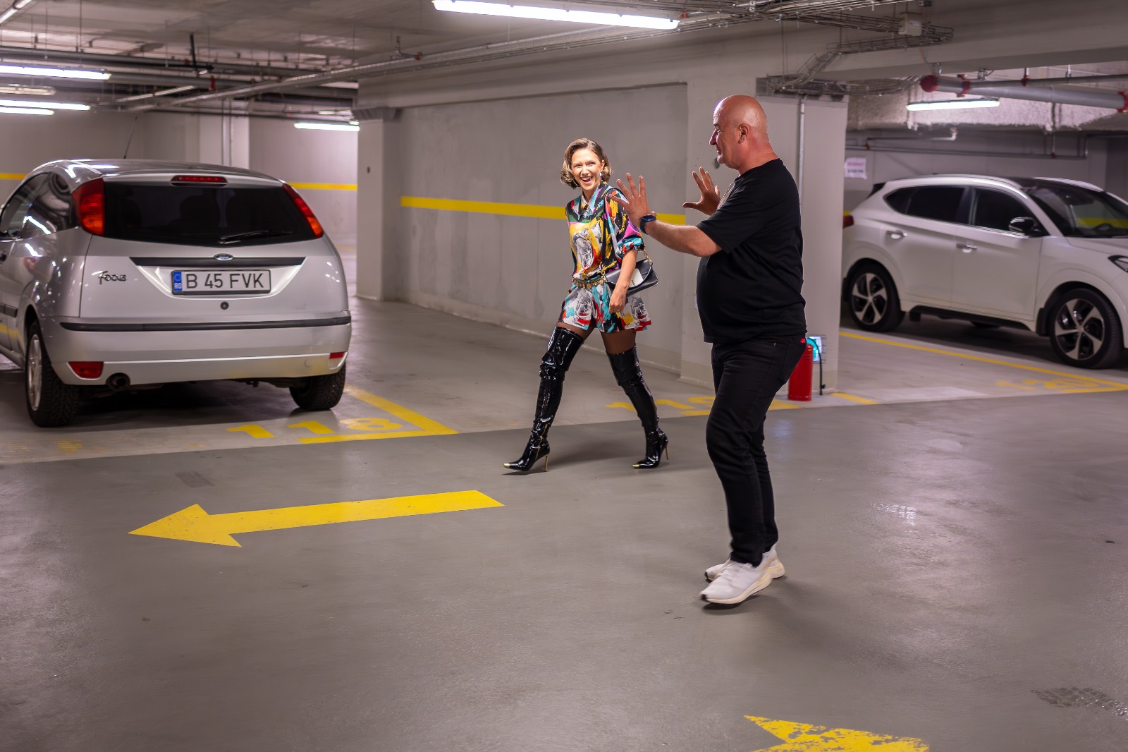 Adela Popescu îl bate pe Radu Vâlcan, soțul ei, în filmul „Retreat Vama Veche”. Imagini neașteptate din pelicula care va apărea în octombrie