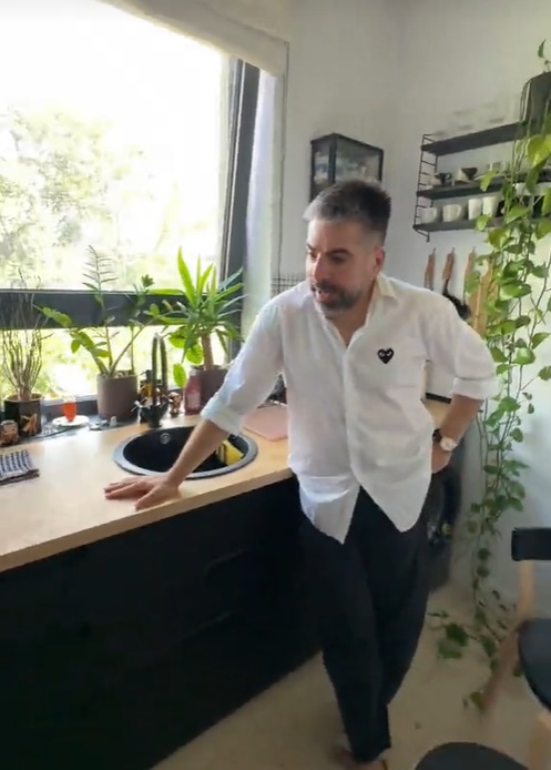 Imagini din apartamentul în care locuiește Maurice Munteanu. În sufragerie are o canapea vintage care costă 8.000 de euro