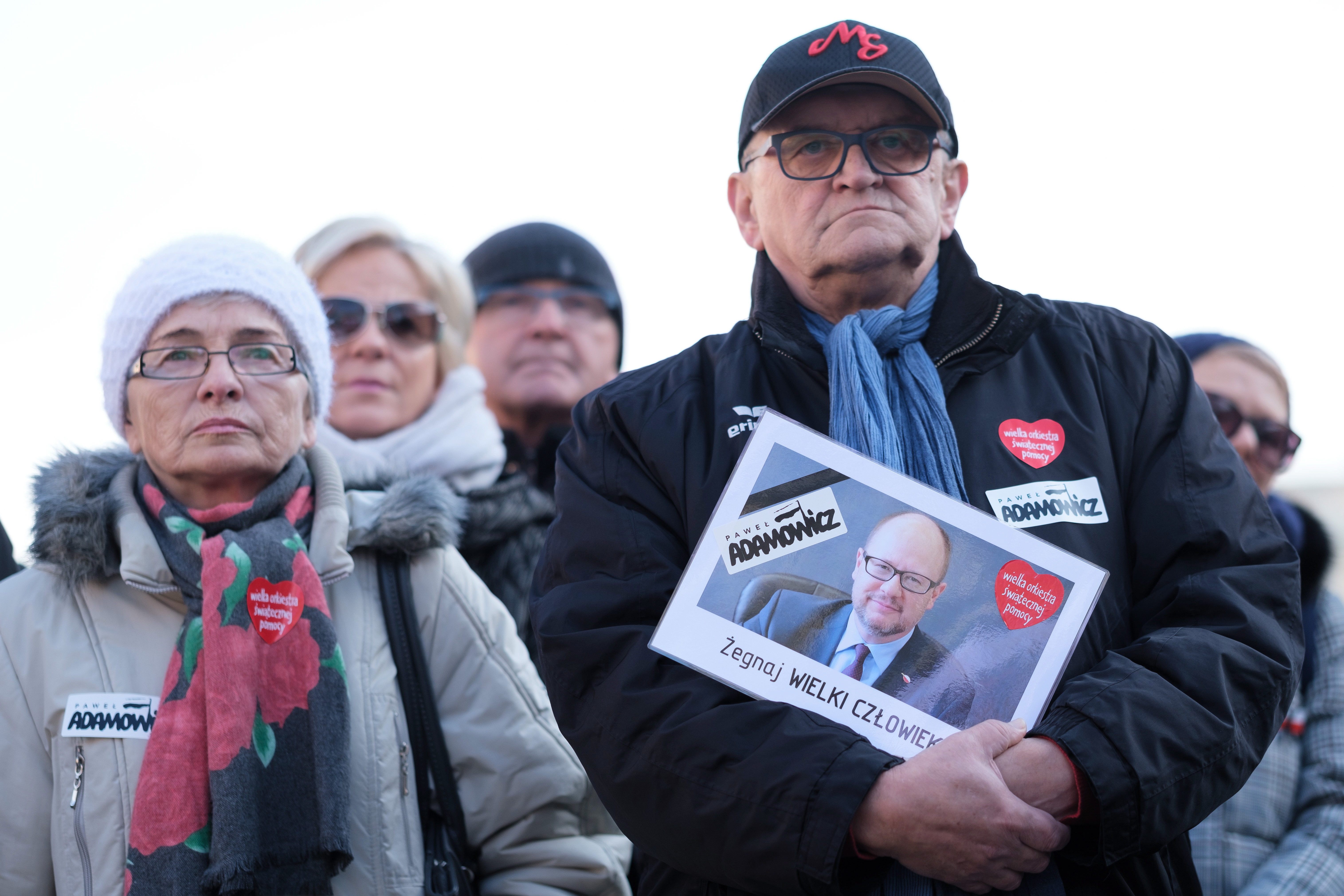 GALERIE FOTO: Zeci de mii de oameni l-au condus pe ultimul drum pe primarul din Gdansk, înjunghiat pe scenă, în timpul unui eveniment