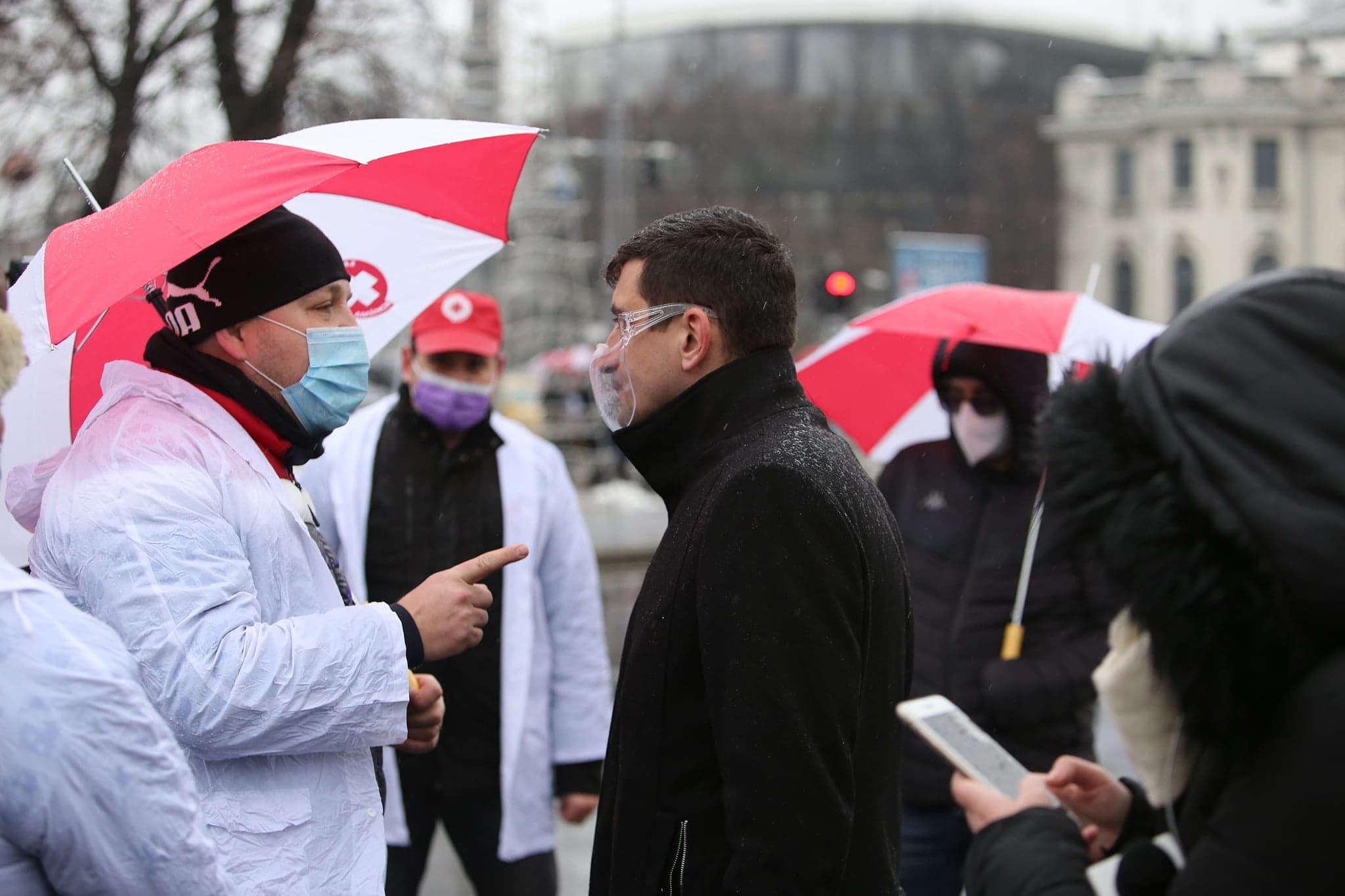 Liderul AUR, George Simion, prezent la mitingul Sanitas din Piața Victoriei: „Am venit să-i ascult. Nimeni de la Guvern nu a binevoit să o facă”