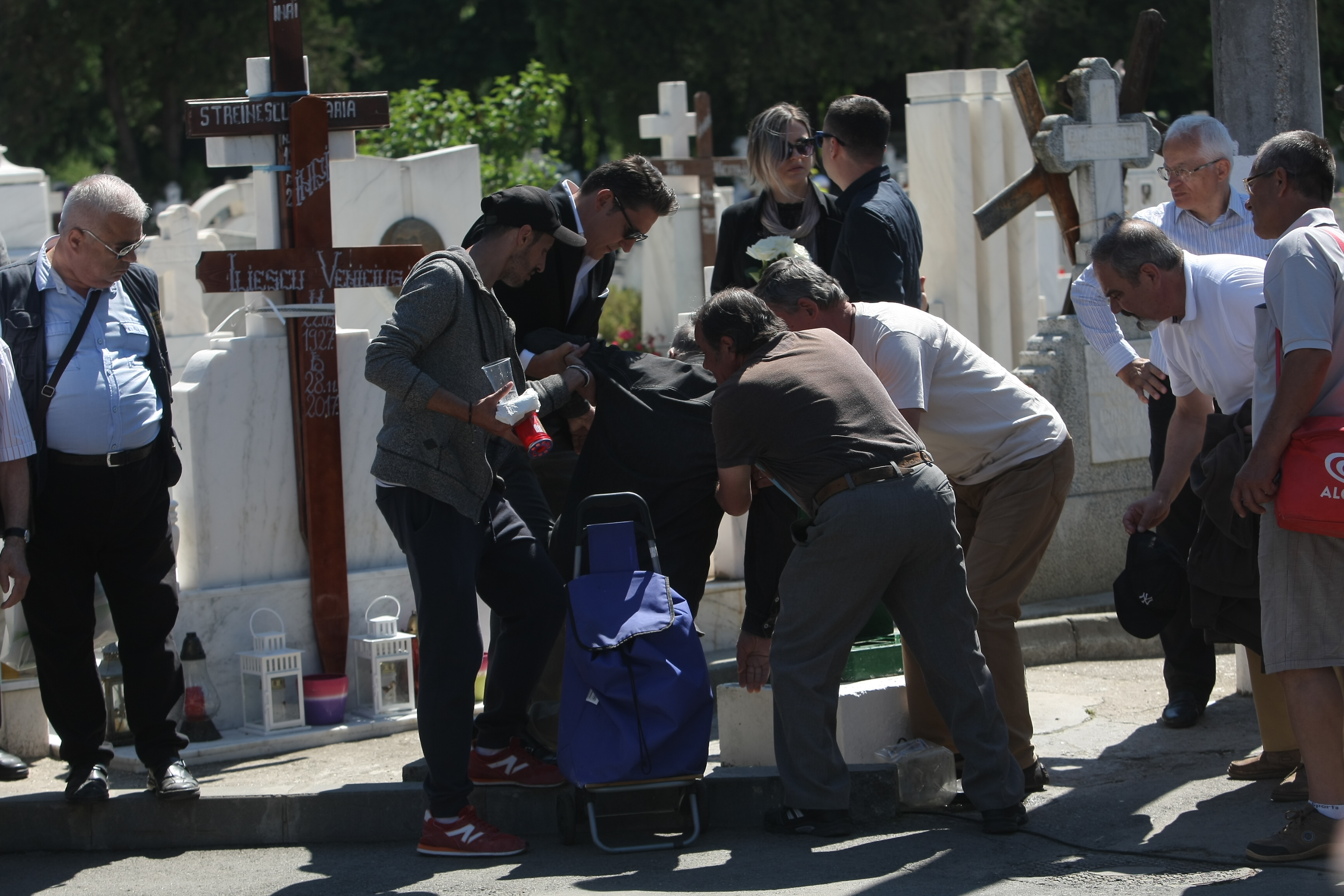 GALERIE FOTO&VIDEO/ Cristian Țopescu, înmormântat cu onoruri militare, la Cimitirul Ghencea Militar din București