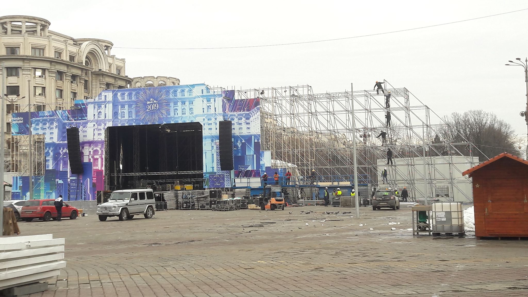GALERIE FOTO / După Târgul de Crăciun din Piața Constituției, urmează pregătirile pentru Revelion Centenar 2019