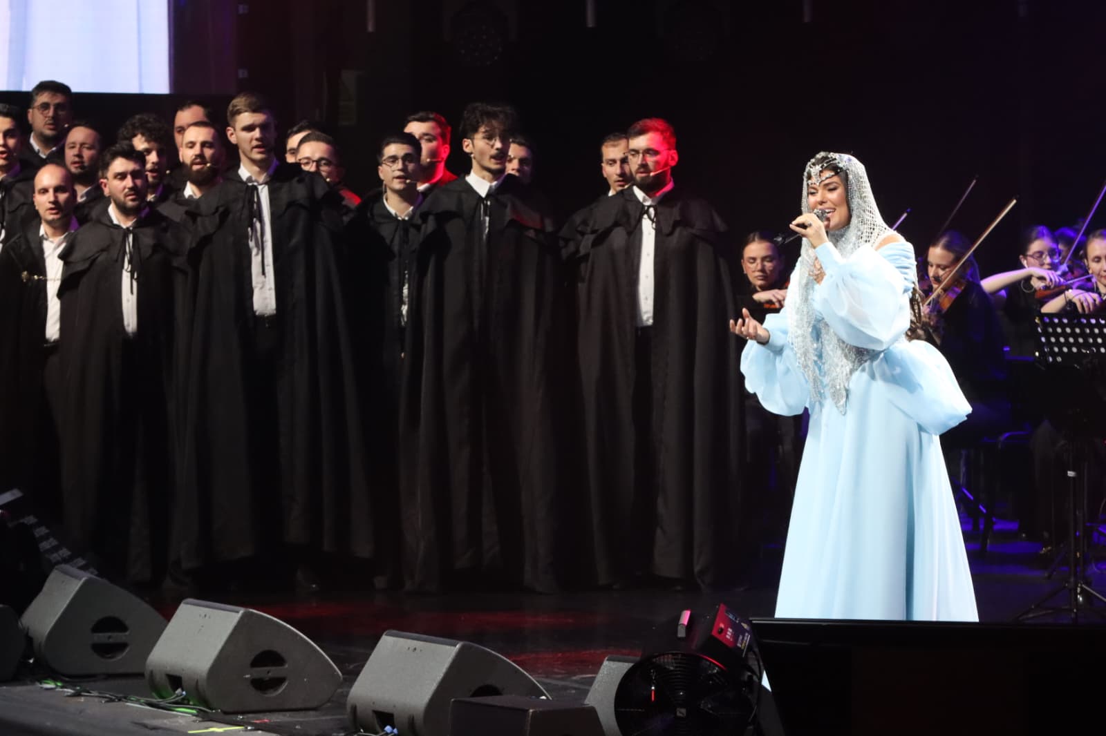 Cum a apărut Paula Seling pe scena de la Sala Palatului din București. A purtat ținute unicat, create dintr-un material special: „Aceste piese cândva decorau casa bunicii”