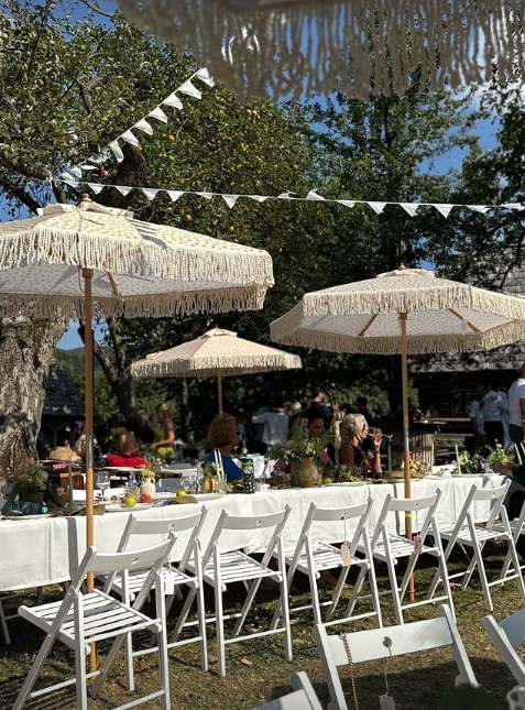 Imagini de la botezul celei de-a patra fetițe a Laurei Cosoi. Evenimentul a avut loc în Maramureș, iar invitații au primit mâncare gătită la ceaun