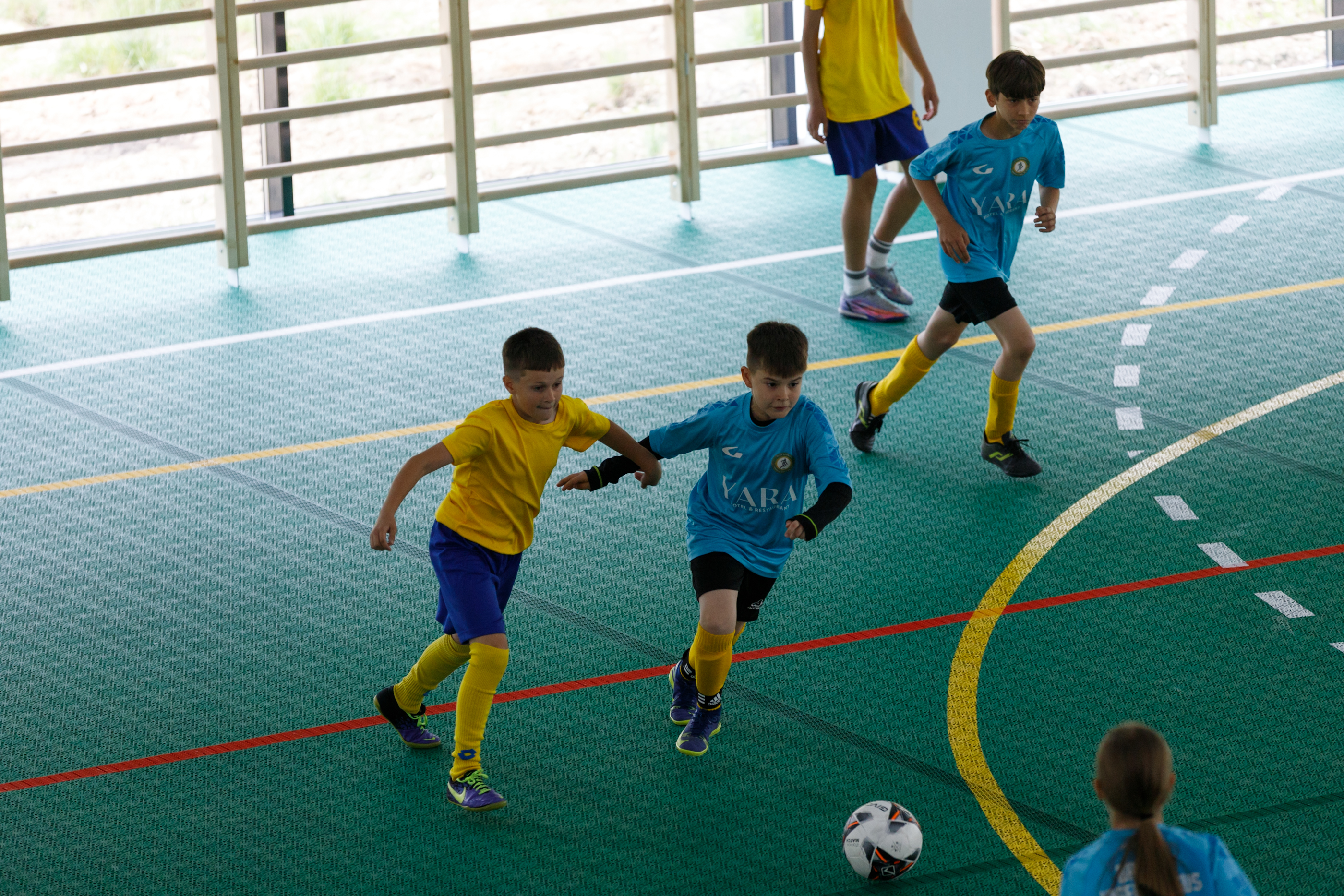 REPORTAJ Copiii din Ucraina au fost chemați de ucrainenii din România să le inaugureze o sală de sport. „Mai uită că au tații plecați la război”