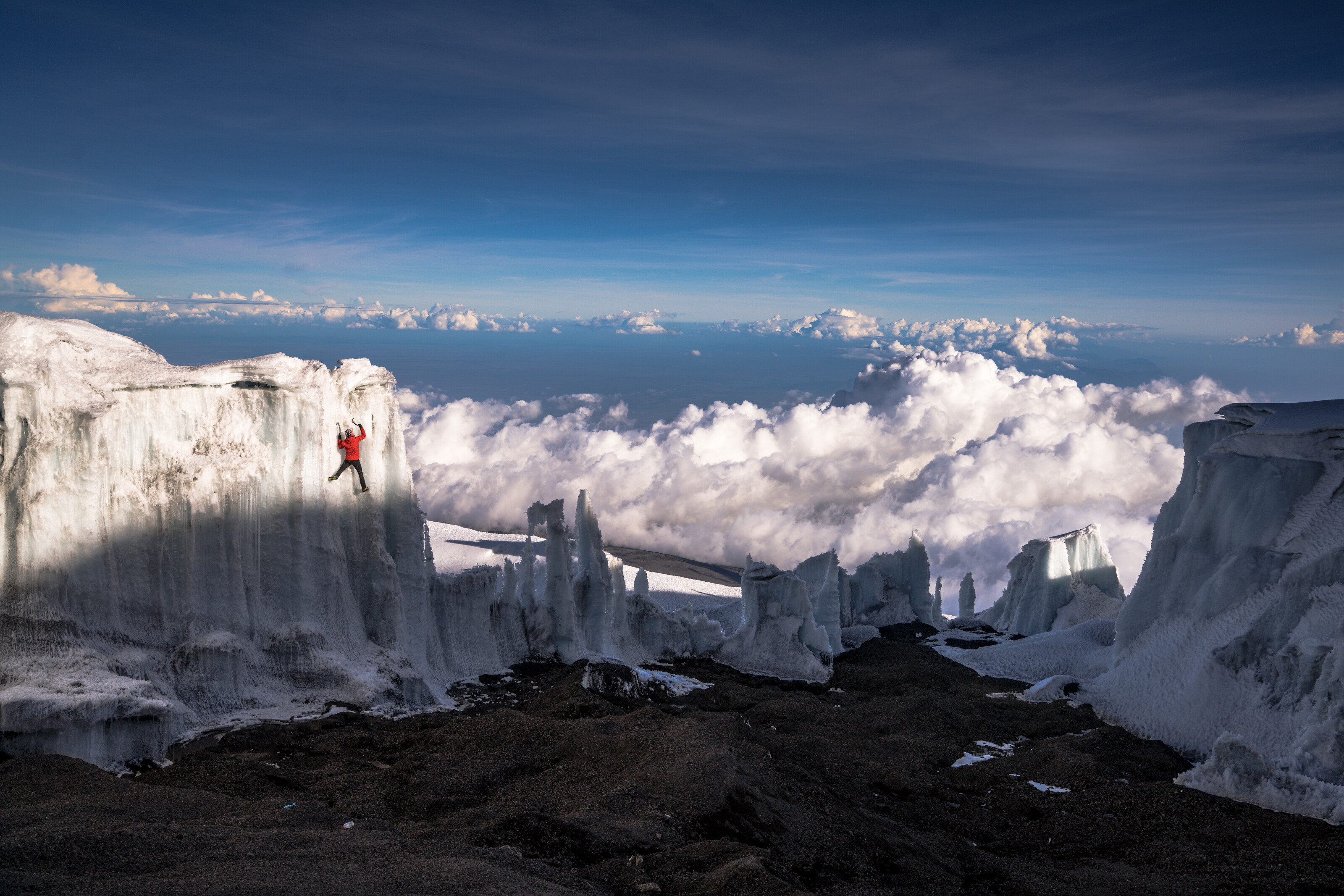 Alpinistul Will Gadd, ultimul om care urcă pe un celebru traseu montan, printre ghețarii care se topesc pe Kilimanjaro. Imagini spectaculoase