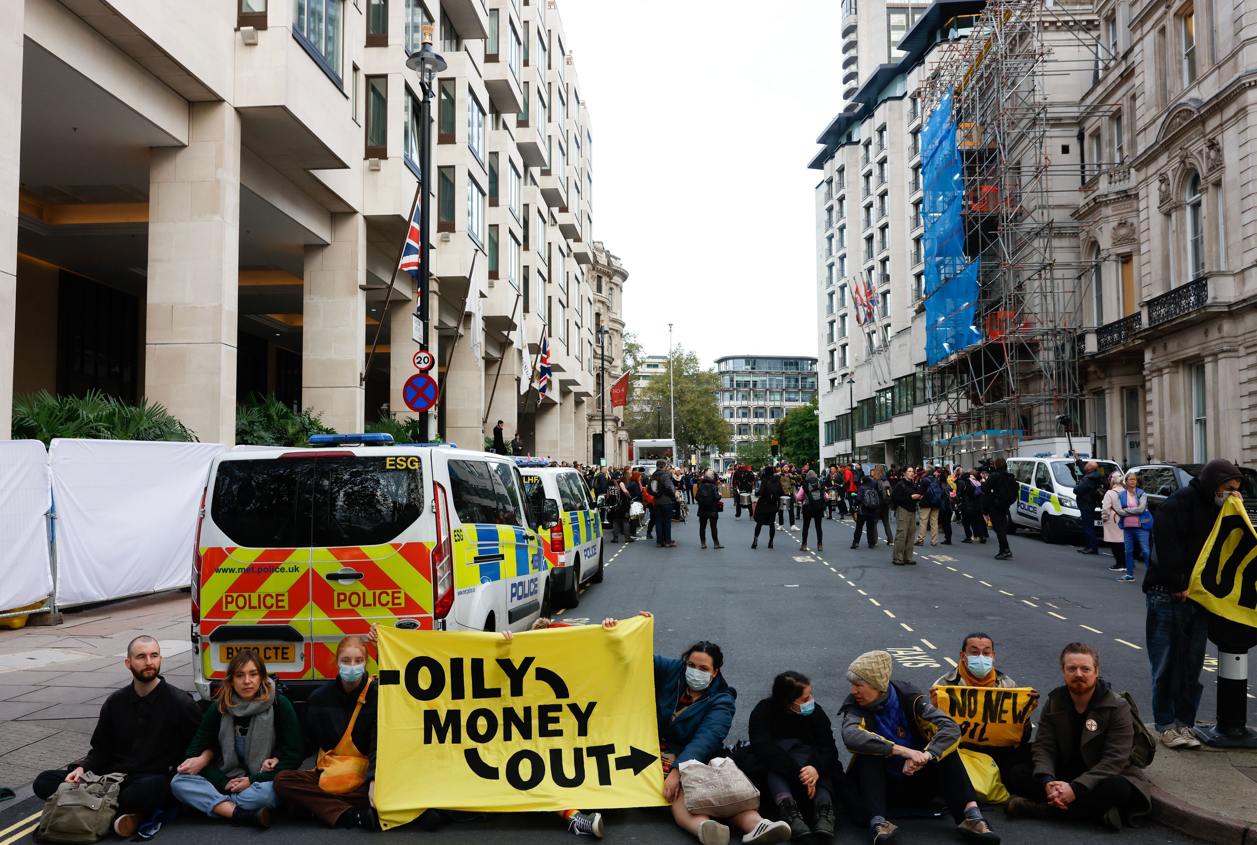 Activista Greta Thunberg, reținută și luată cu duba de poliție în timpul unui protest la Londra