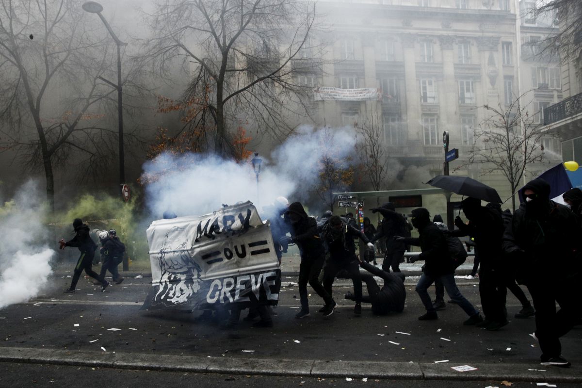 Lupte de stradă la Paris. Franța, paralizată de 1,5 milioane de oameni care au participat la o grevă  masivă provocată de reforma pensiilor