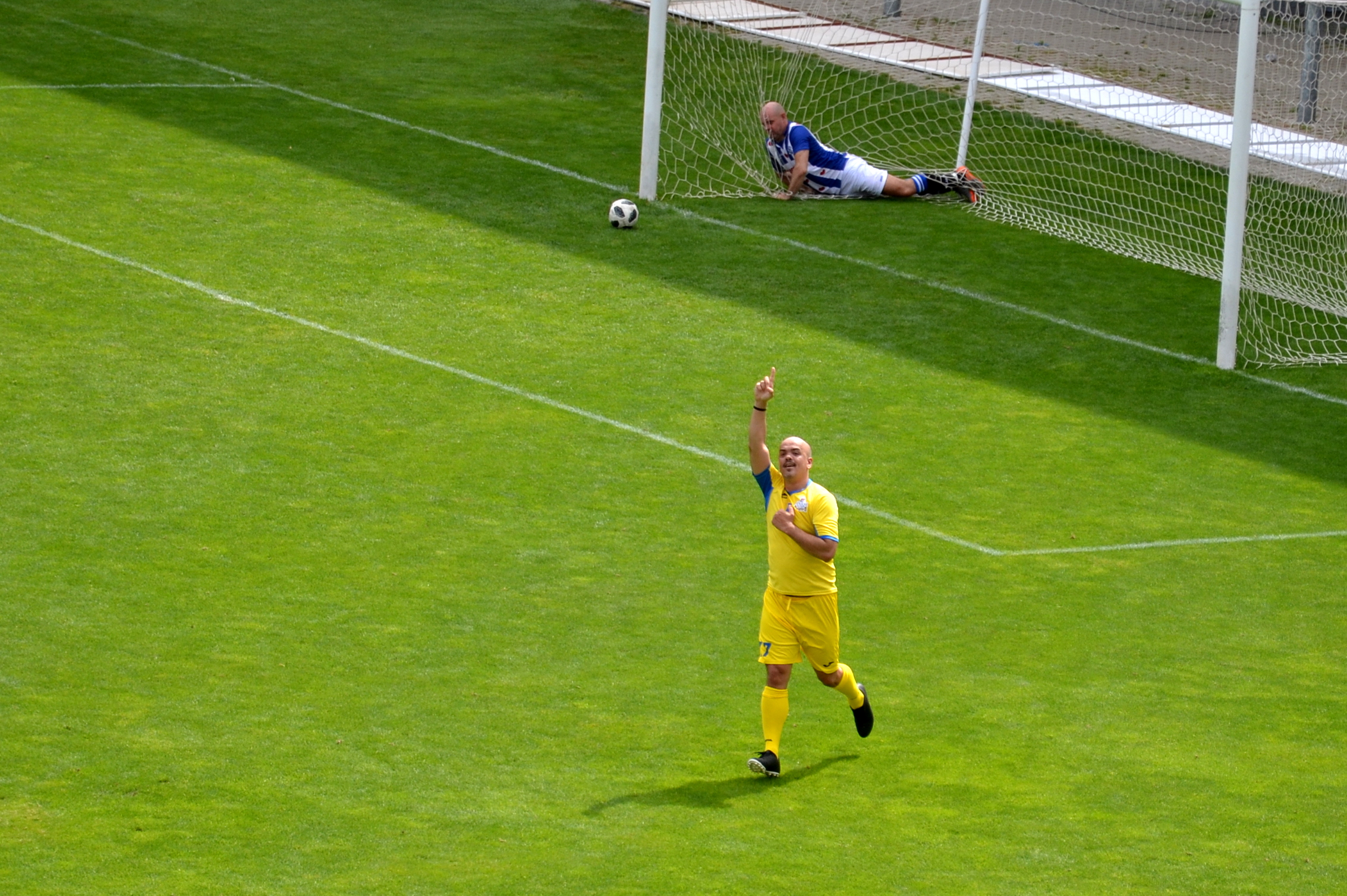 REPORTAJ cu sânge albastru/ Cine este echipa România Regală. Regele lor e golul! Amical cu etichetă cu Heerenveen, pe fostul stadion ”Carol al II-lea”