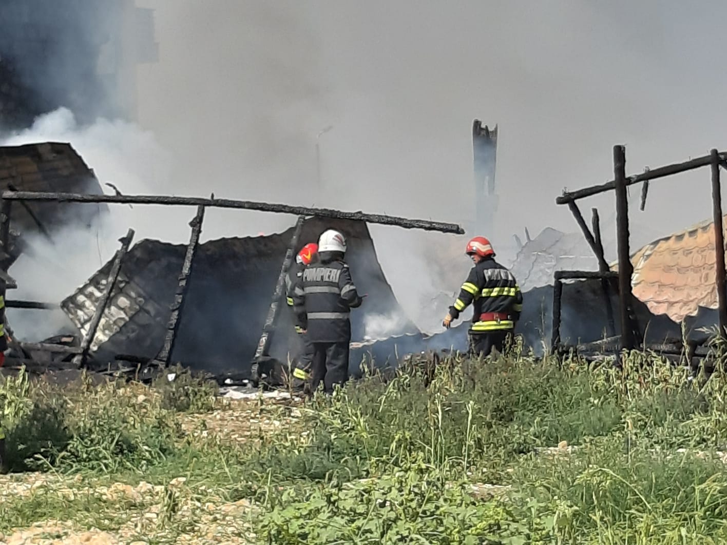 Incendiu violent la o biserică din Constanța. Flăcările s-au extins la un bloc de locuințe