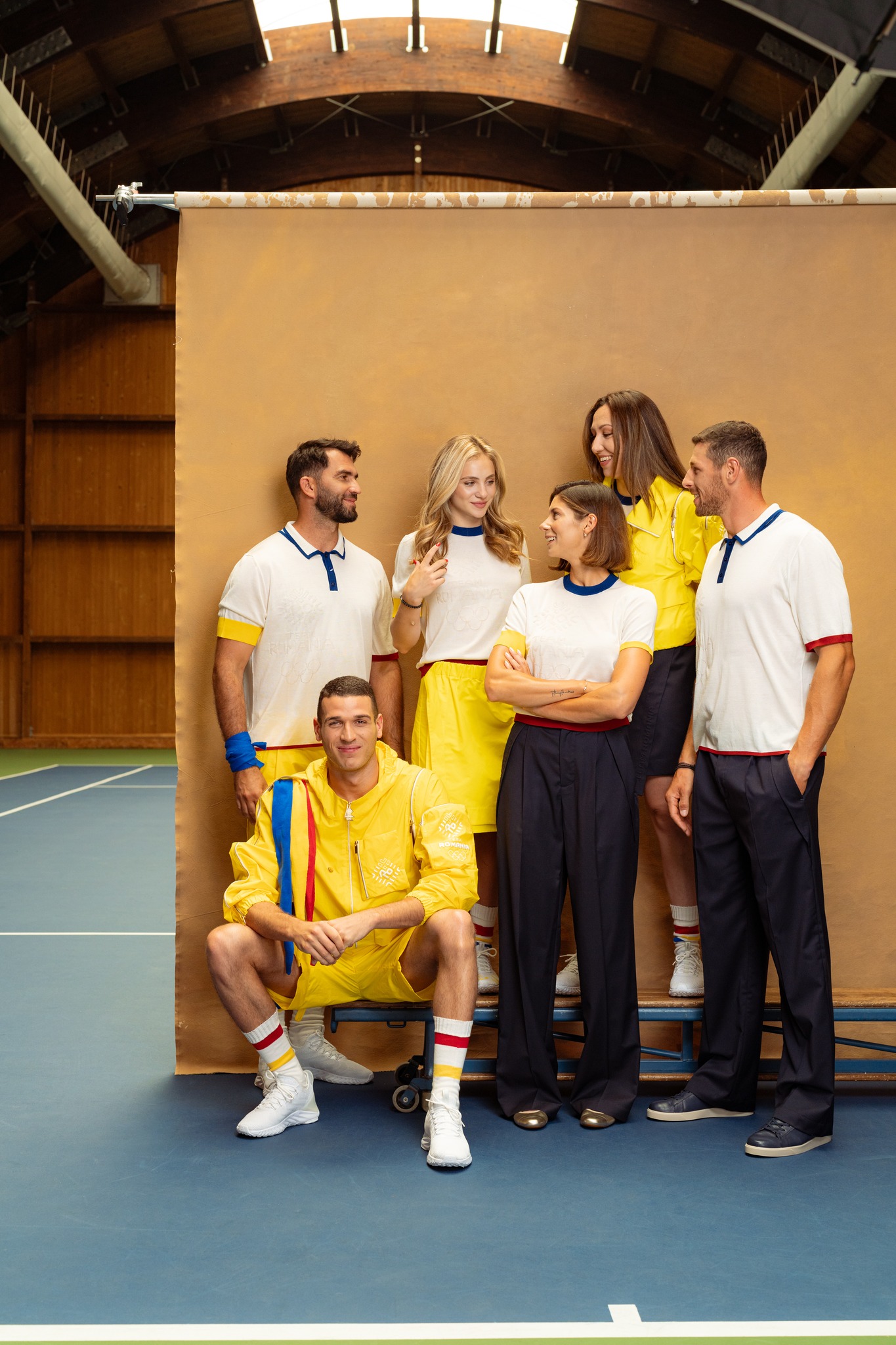 Cum arată uniformele oficiale de defilare ale delegației României pentru JO Paris 2024. Cine este designerul român care le-a creat. FOTO
