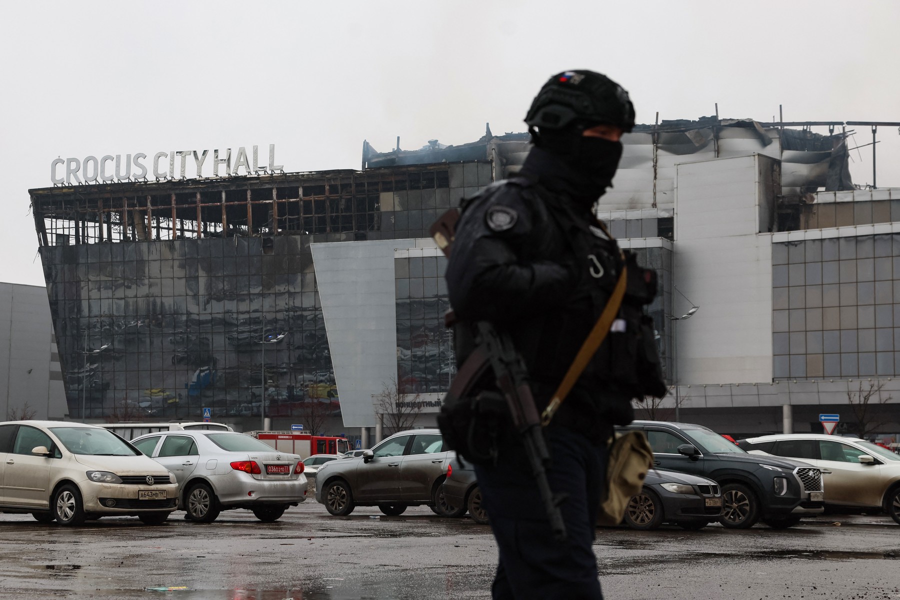 Rusia anunță primele rețineri după atacul cu zeci de morți de la sala de concerte. 11 persoane arestate, dintre care „patru implicate direct”