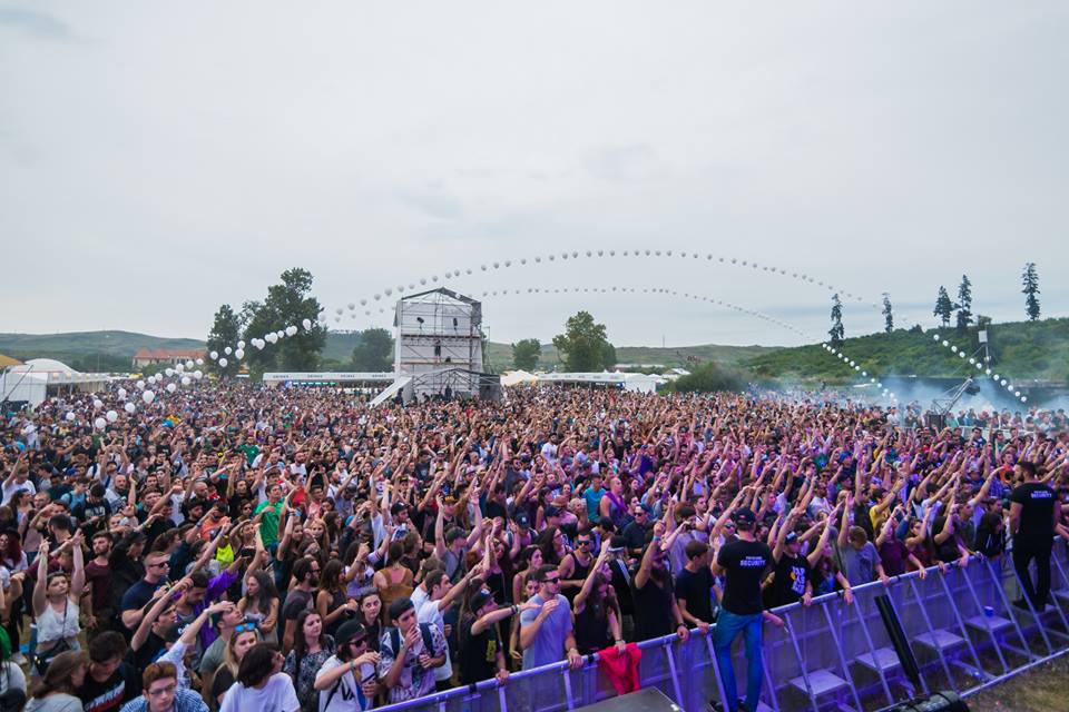 Electric Castle, a doua zi de concerte și de... ploaie | Chitaristul de la Enter Shikari, purtat pe brațe de spectatori