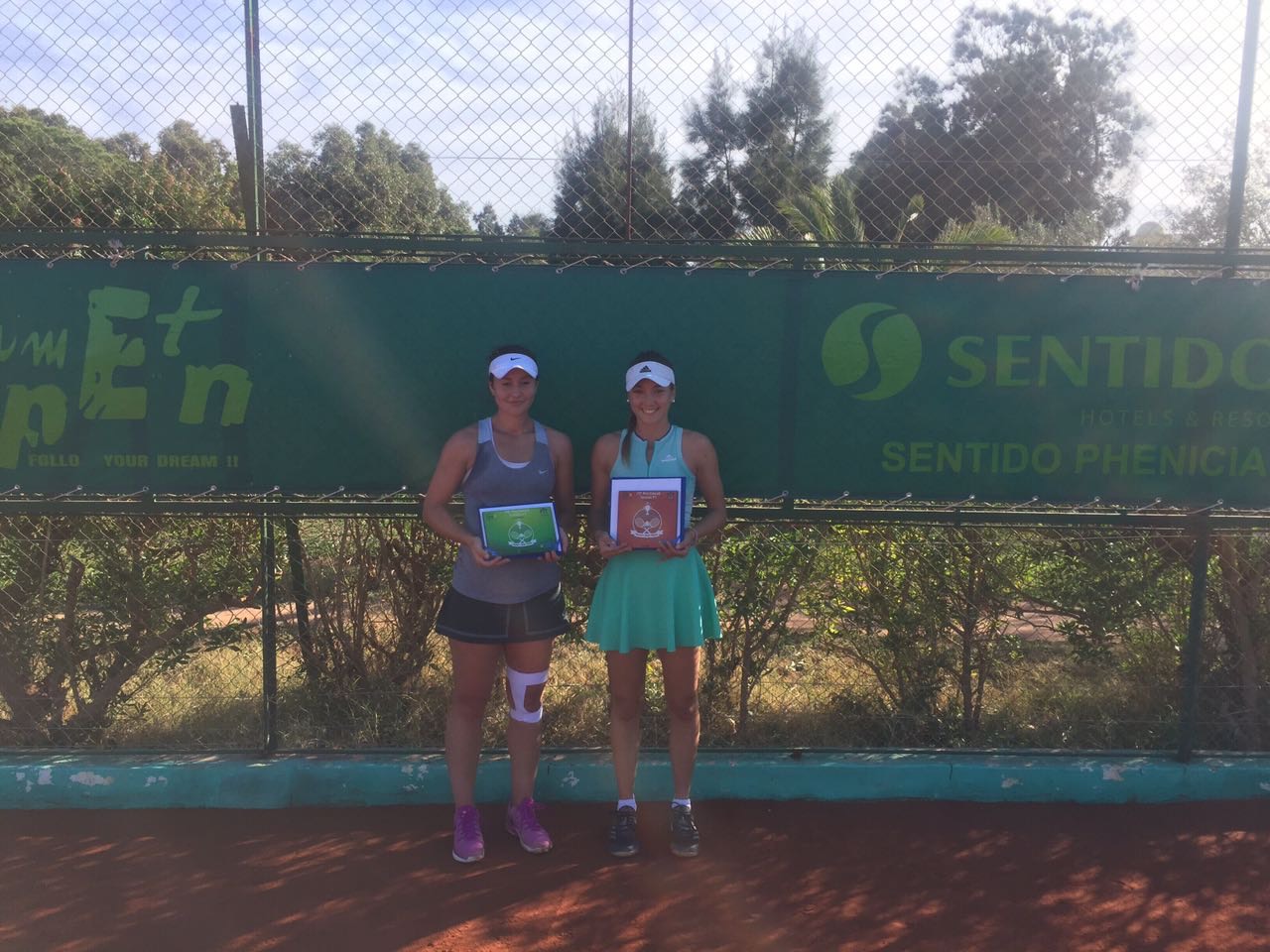 Ioana Loredana Roșca, câștigătoarea probei de dublu junioare la Roland Garros 2014, luptă ca să poată juca tenis. E studentă, a lucrat barmaniță în Spania și strânge bani pe internet