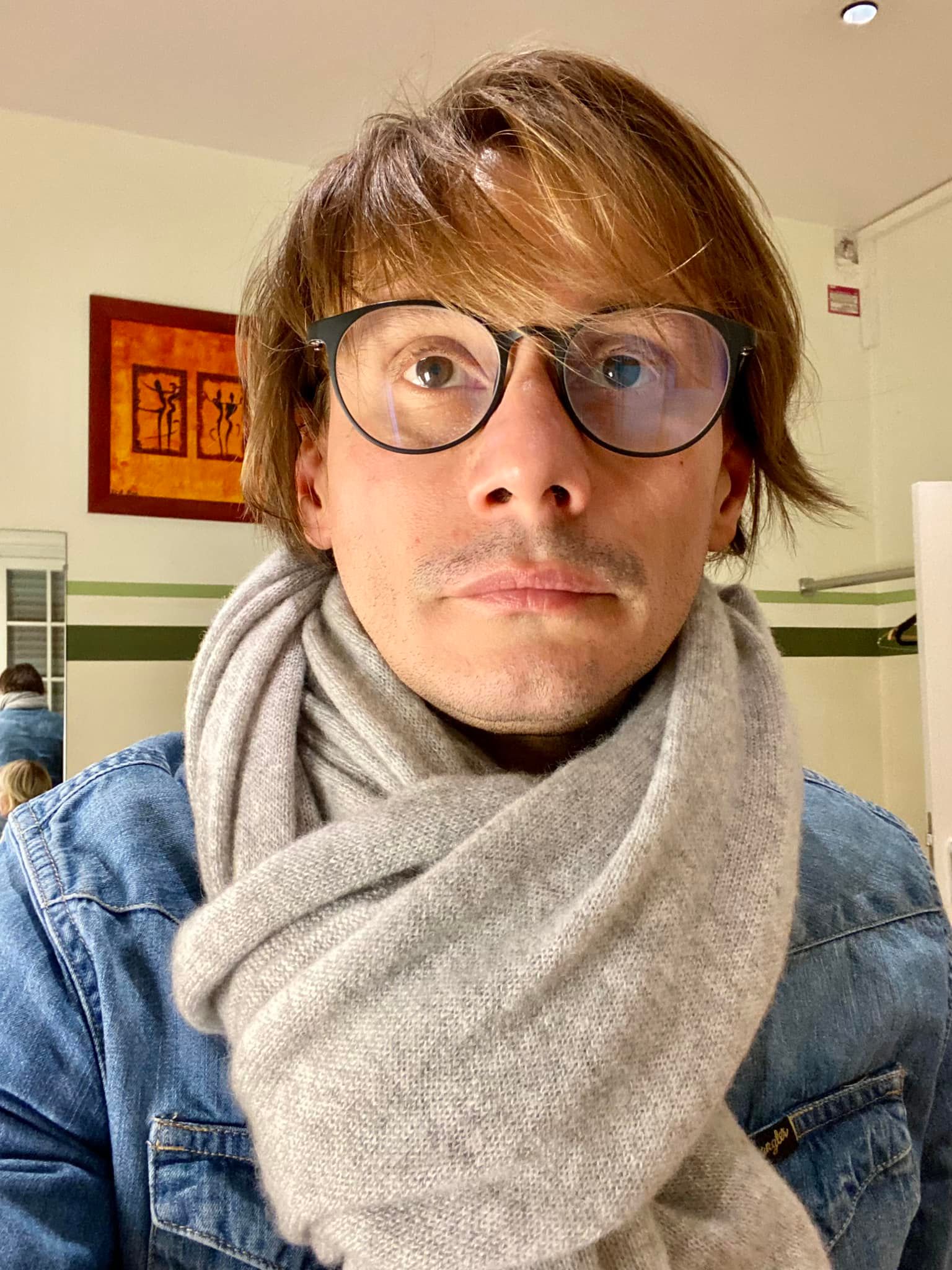 Marius Manole a explicat cum s-a accidentat pe scenă, în timpul spectacolului: „Așa mi-am rupt tot piciorul”. De ce nu ia o pauză pentru recuperare