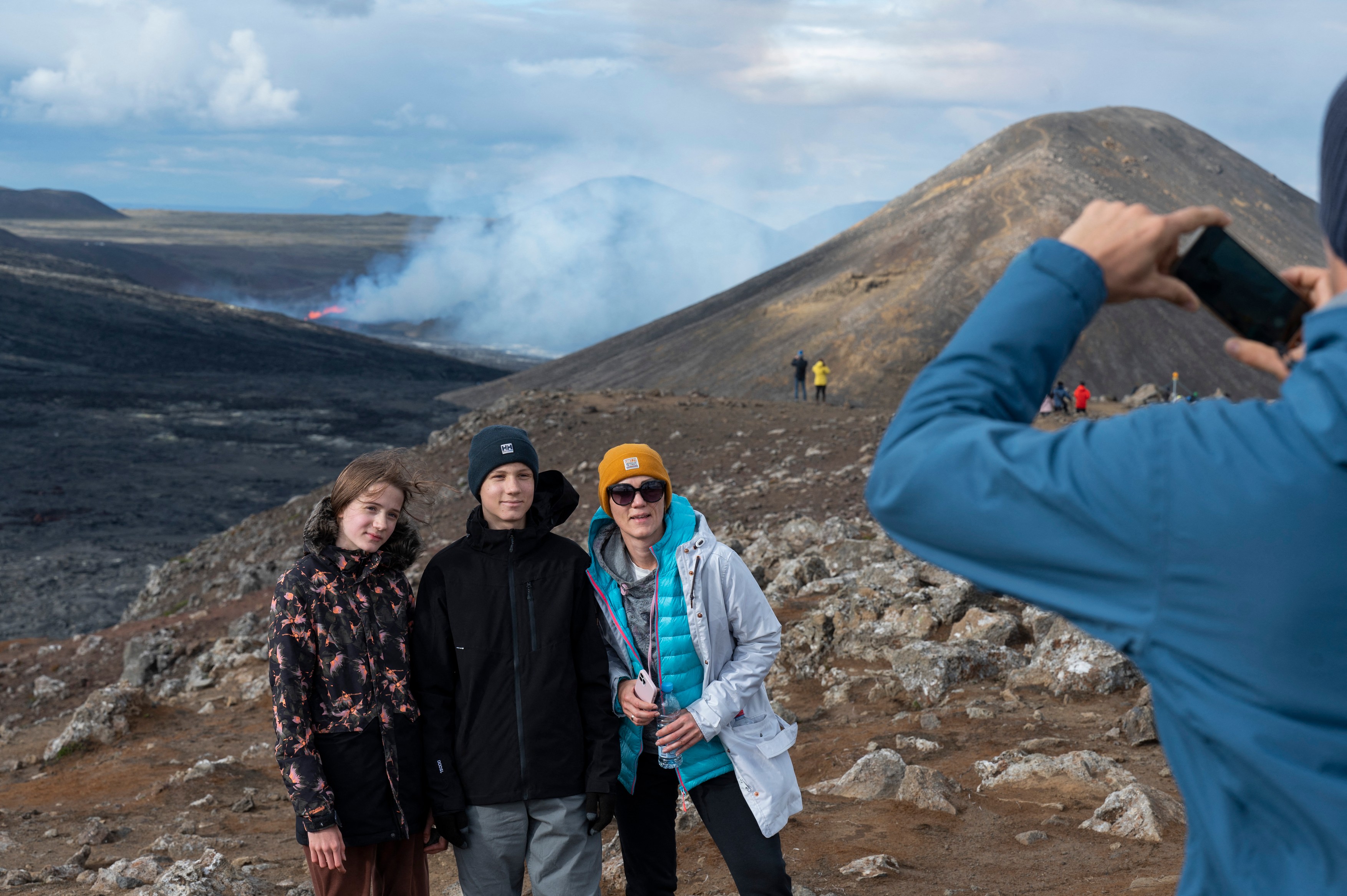 O erupție vulcanică din Islanda, atracție turistică pentru mii de oameni: „Am început să plâng. E atât de frumos”