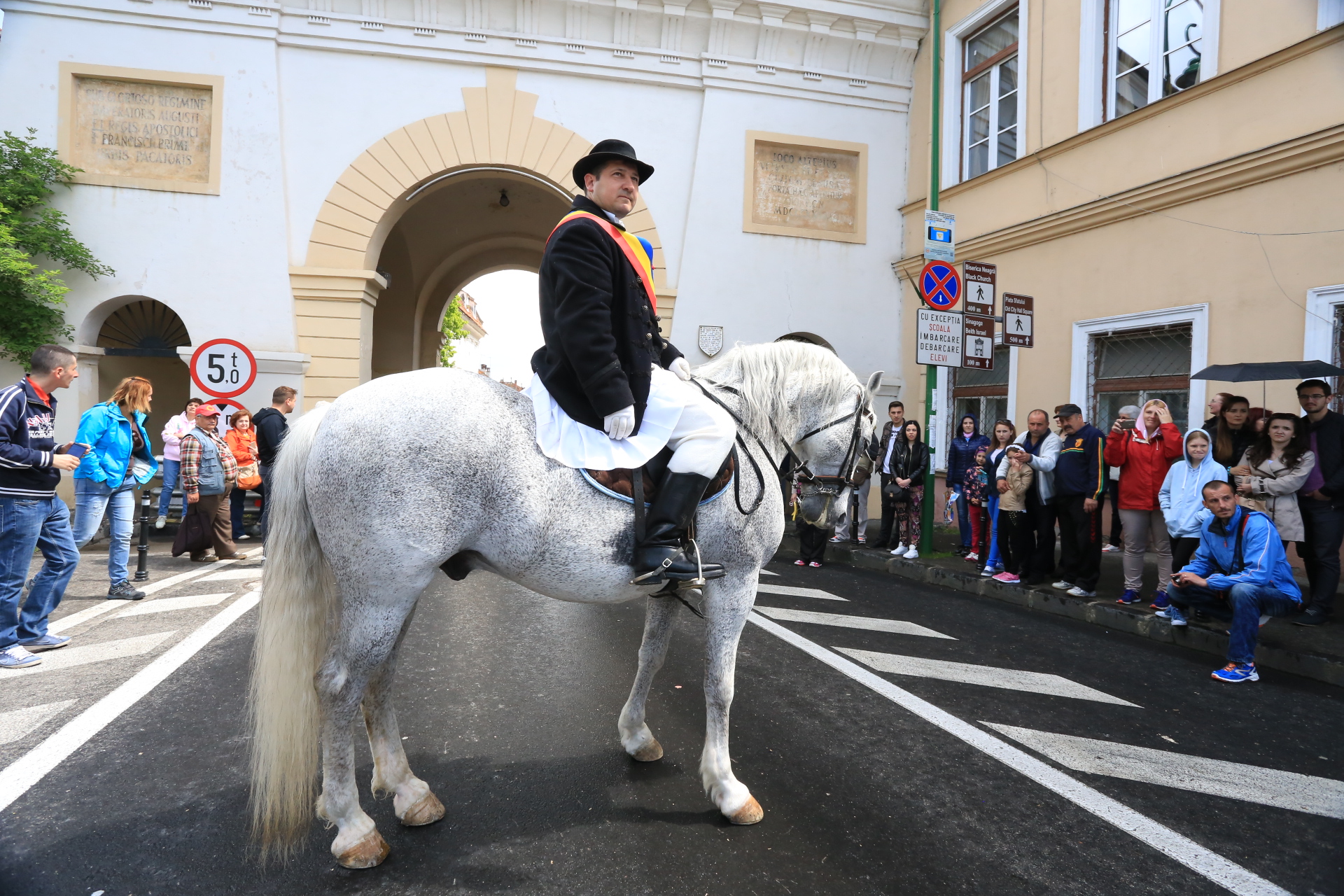 Mii de oameni au asistat la Parada Junilor la Brașov | GALERIE FOTO
