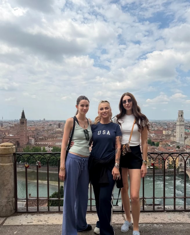Anamaria Prodan, vacanță în Italia cu fiicele și iubiții acestora. Cu ce se ocupă Sarah și Rebecca Dumitrescu