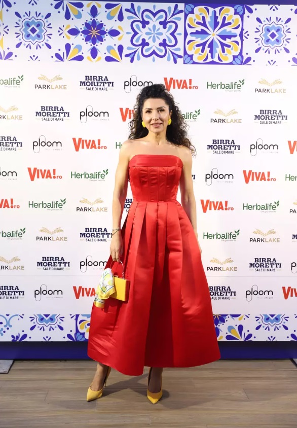Cum s-au îmbrăcat vedetele la VIVA! Influencers Party 2024. Elena Gheorghe a făcut furori într-o rochie mini, iar Laura Cosoi într-una transparentă