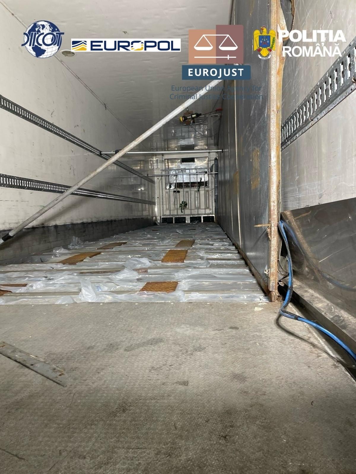 Șoferi români de TIR au transportat 1,7 tone de droguri în Europa, pentru traficanți albanezi, în compartimente secrete