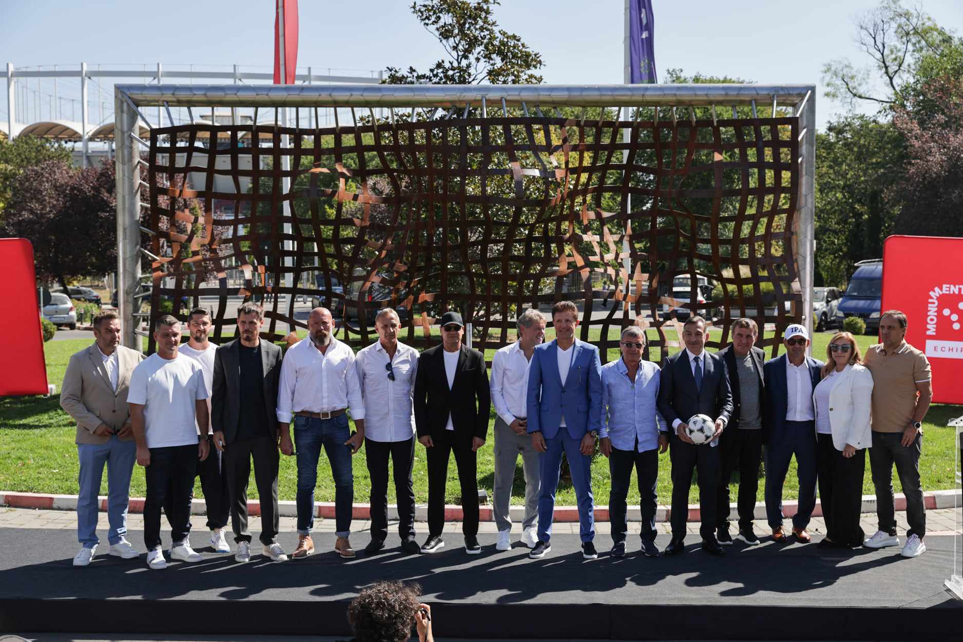 Monumentul dedicat Generației de Aur a României a fost inaugurat în fața Arenei Naționale. Este o poartă de fotbal uriașă