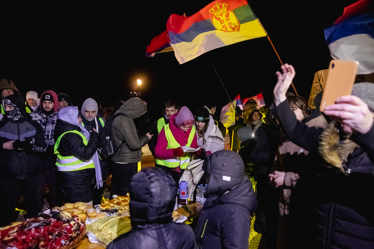 Cum protestează studenții sârbi prin marș și de ce strigă numele Laurei Kovesi