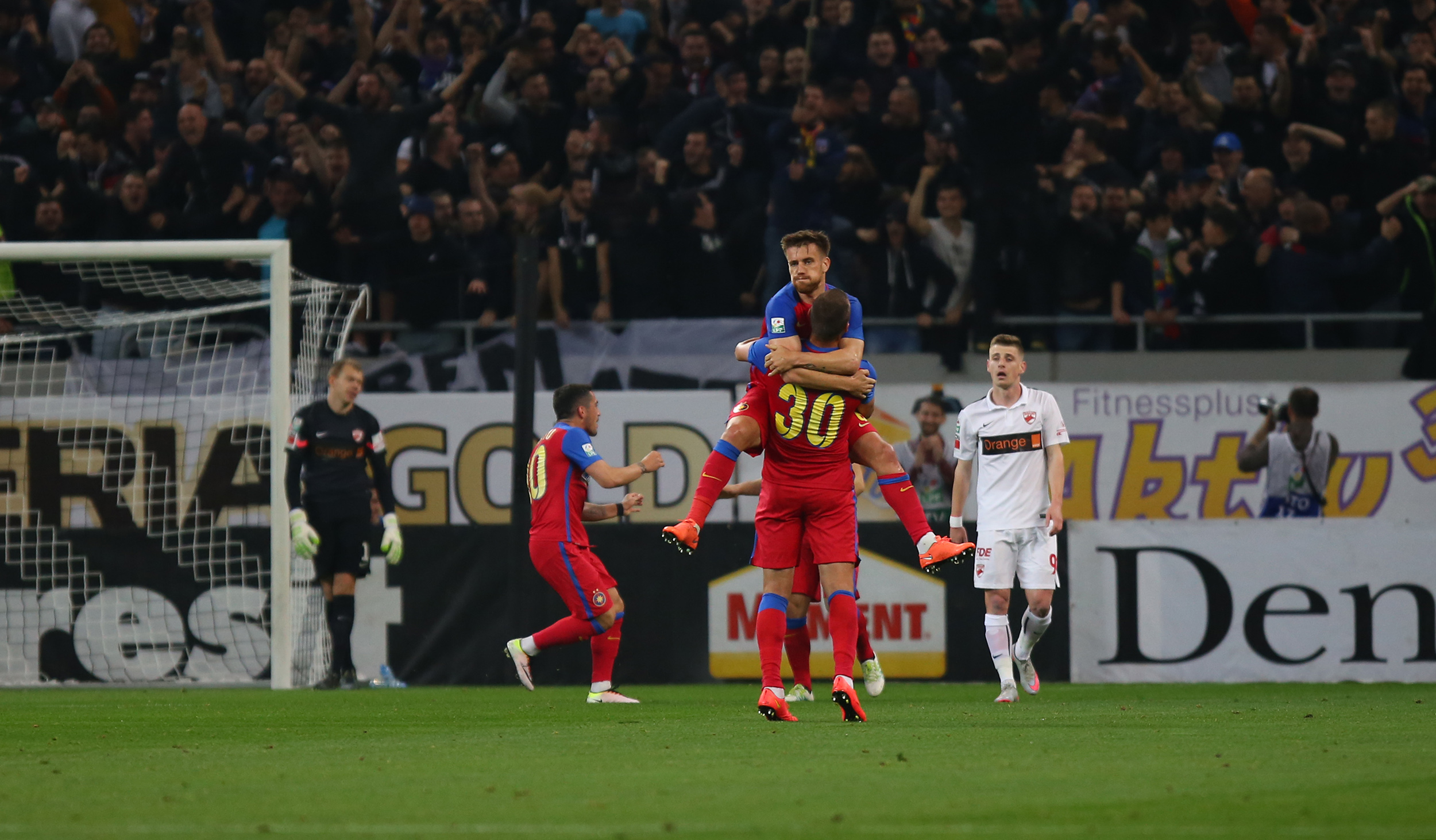 Derby de România. Steaua - Dinamo 1-1. Meciul a fost decis de un autogol şi de reuşita "rezervei" Gnohéré. Reacţii / FOTO & VIDEO