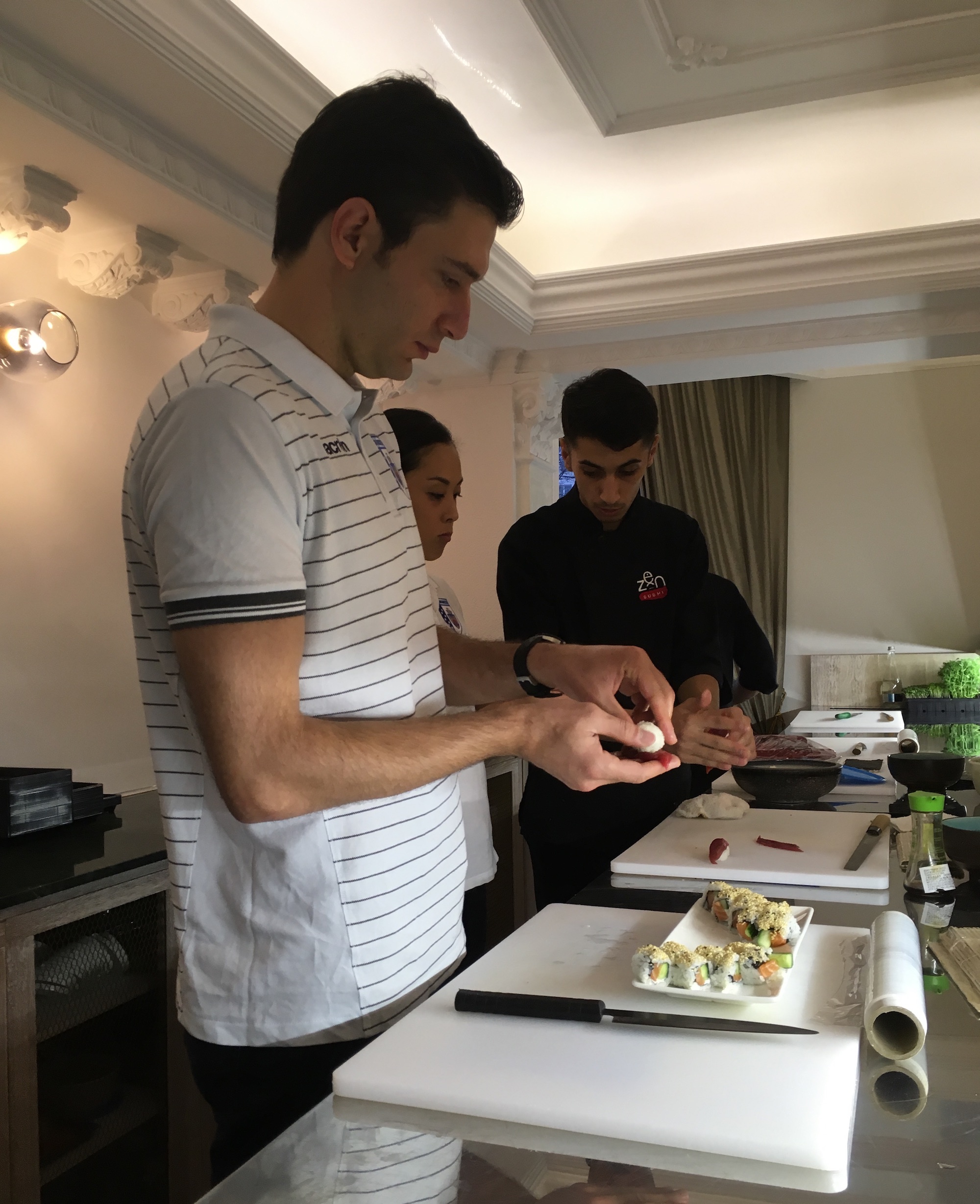 Volei CSM București. Antrenorul turc Ferhat Akbaș și jucătoarea japoneză Naoko Hashimoto au gătit sushi