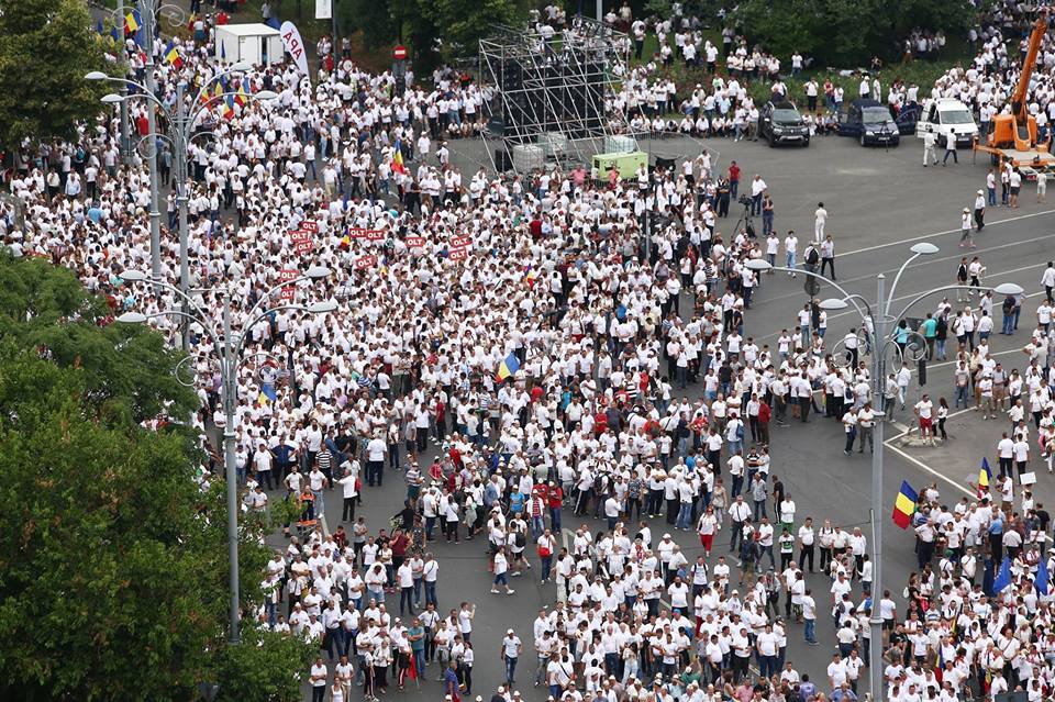 FOTO&VIDEO / Cum s-a desfăşurat mitingul PSD. Peste 100.000 de oameni au umplut Piaţa Victoriei