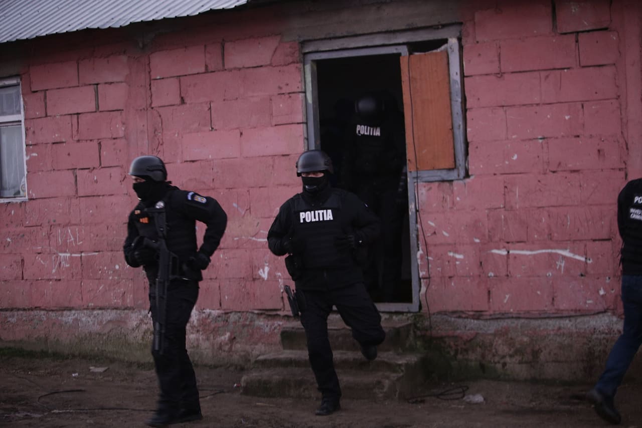 Percheziții la casele familiei agresorului de la Bolintin. Tânărul, adus la el acasă de poliție pentru o reconstituire