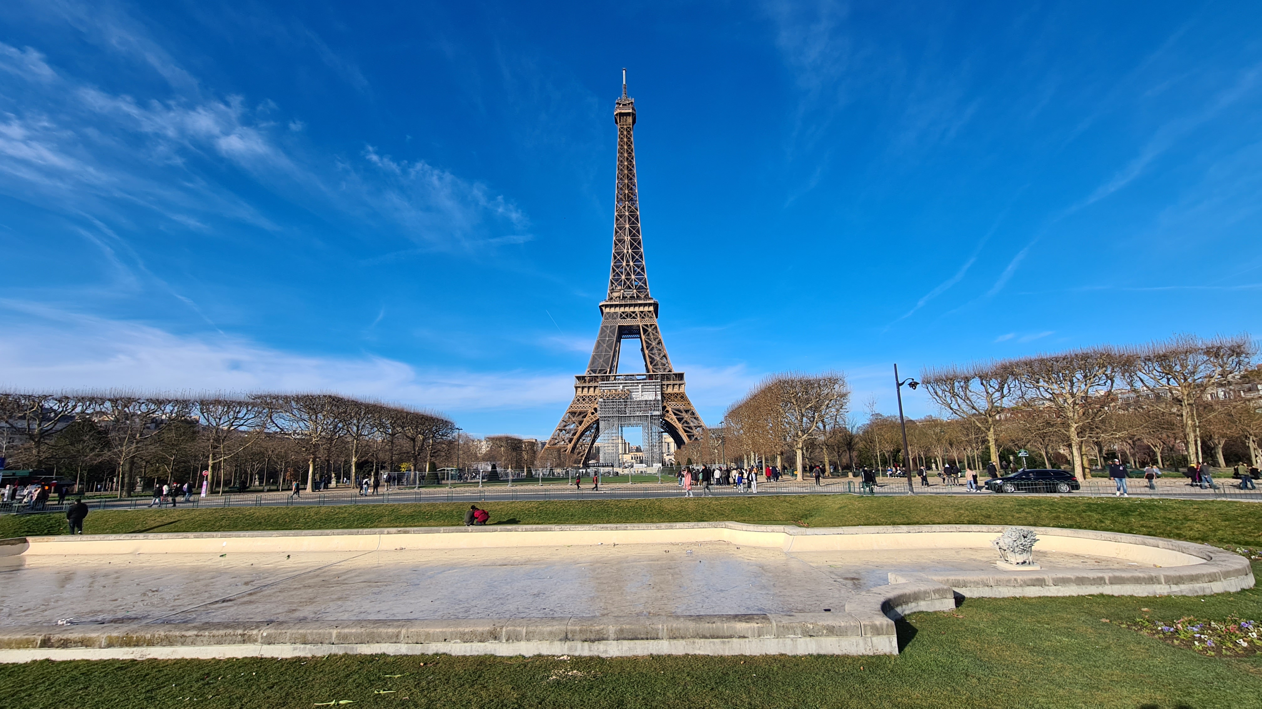 REPORTAJ | Cum am trăit Revelionul la Paris, capitala europeană cea mai lovită de noul val COVID