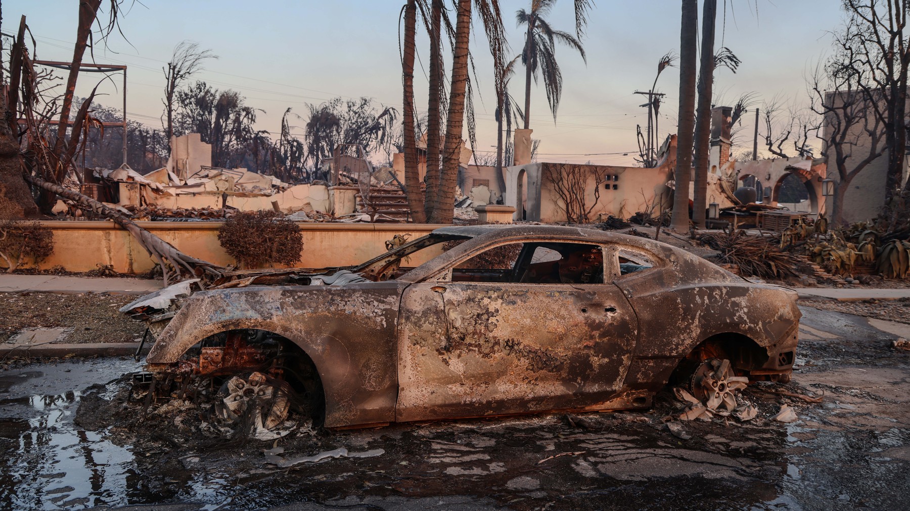 Singura casă rămasă în picioare după incendiul care a distrus mii de clădiri în Los Angeles
