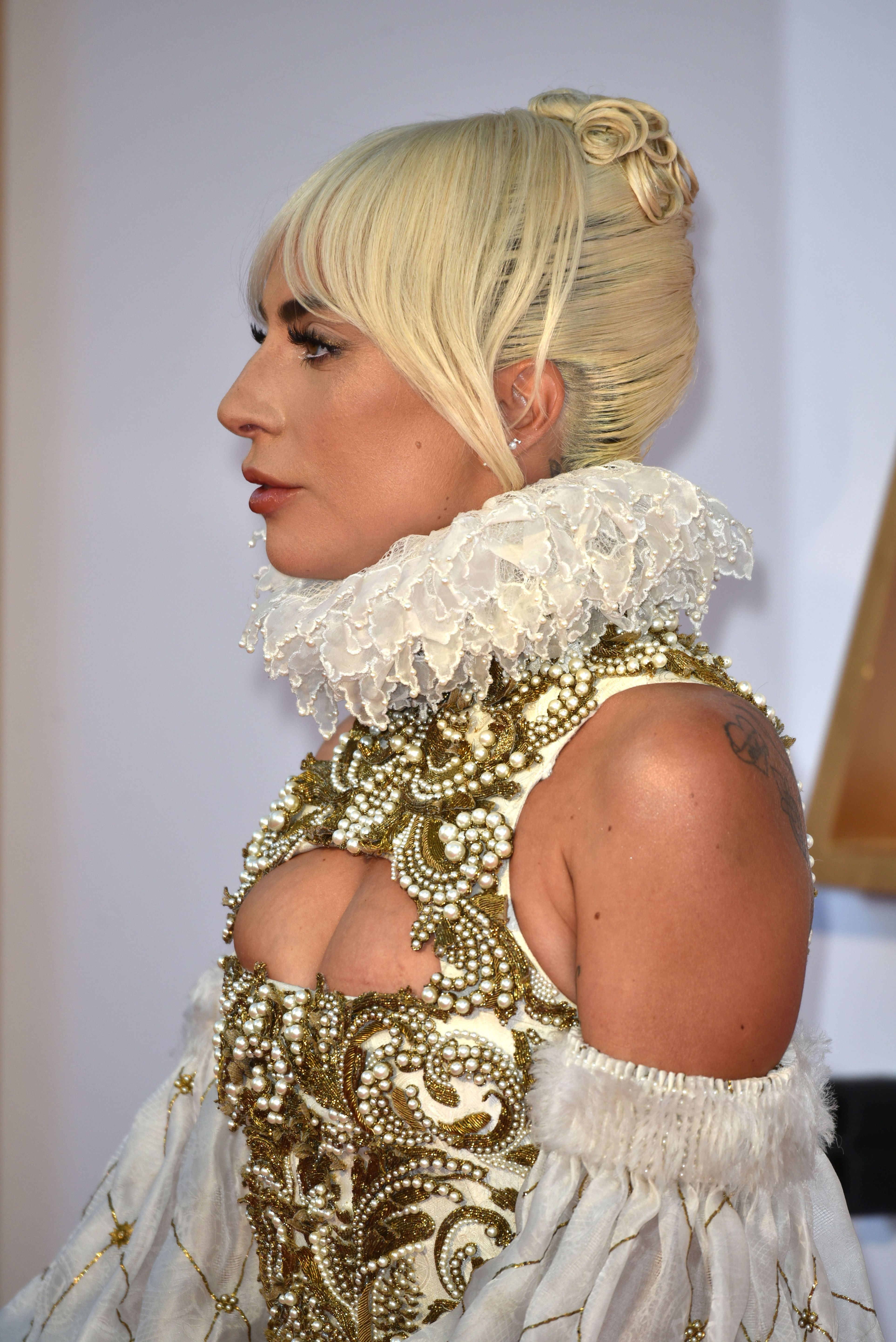 FOTO | Lady Gaga, apariție extravagantă la premiera filmului "A star is born" în UK