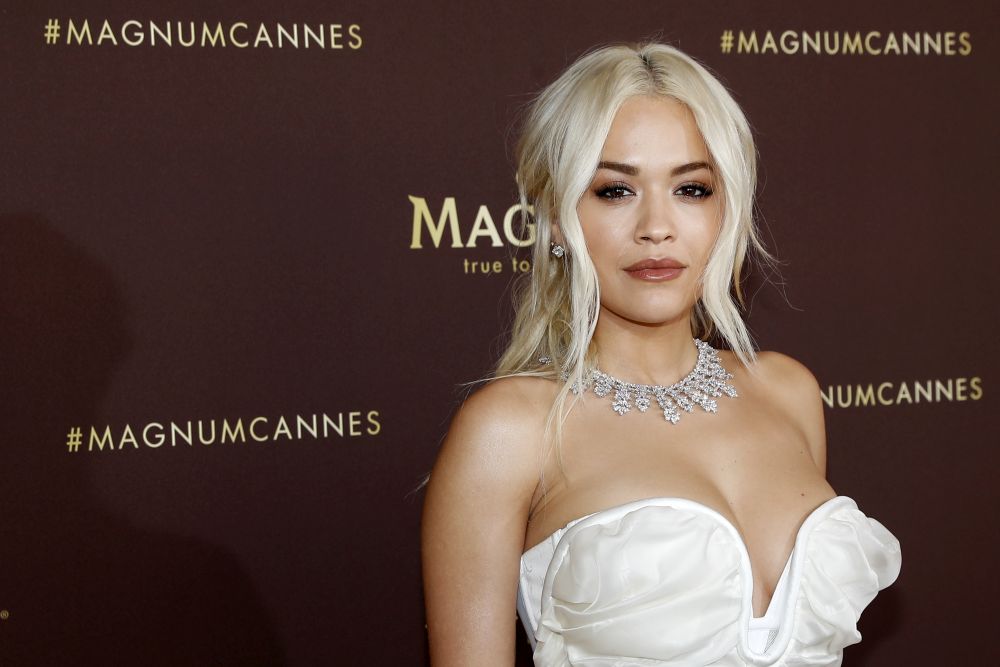 Bijuteriile artistei Rita Ora au fost uitate în avion. Colierele cu diamante valorează peste trei milioane de euro / FOTO&VIDEO