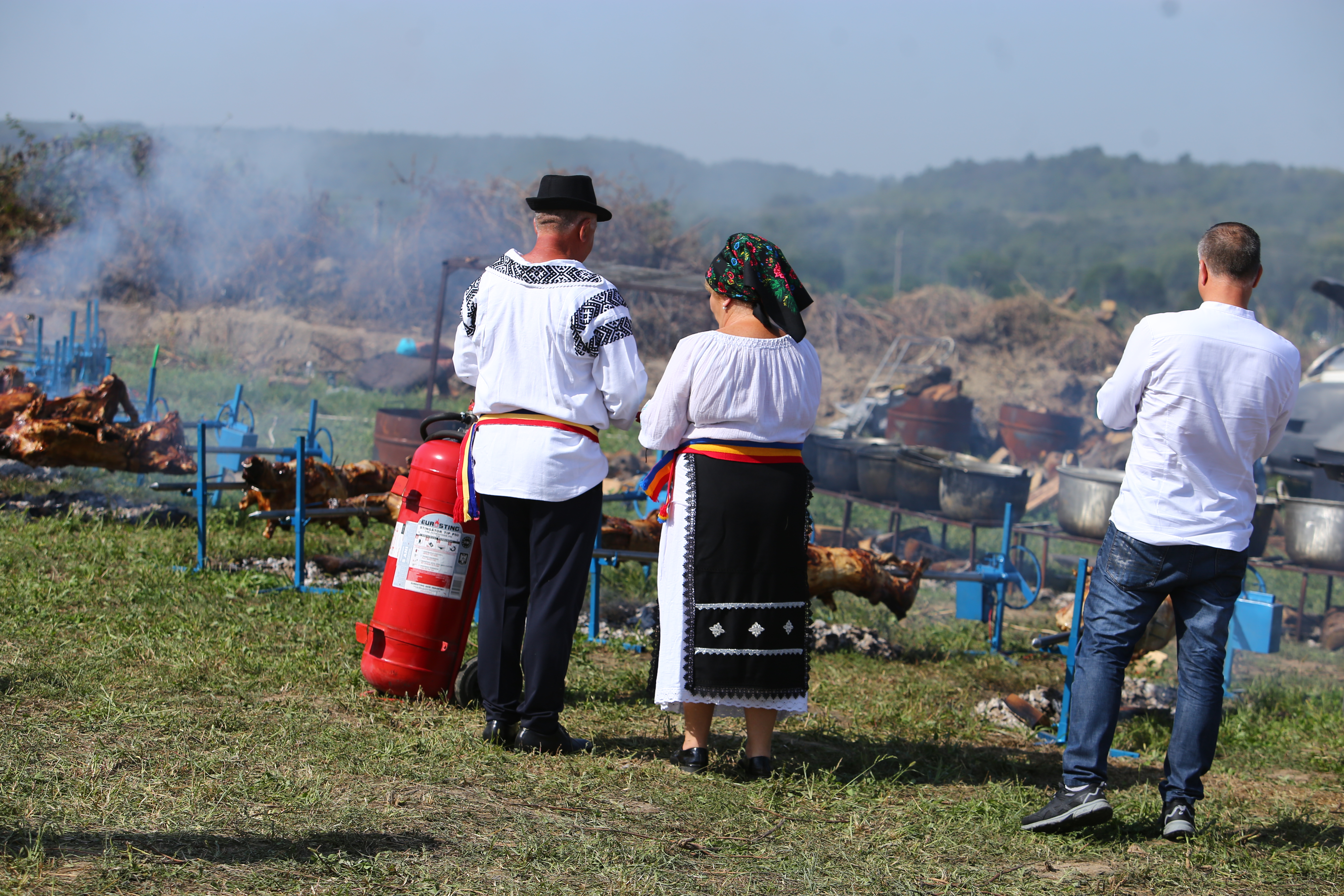 FOTO. Nunta lui George Simion, văzută de la fața locului. Câteva sute de oameni au rezistat în fața scenei, petrecerea a continuat până la 7 dimineața