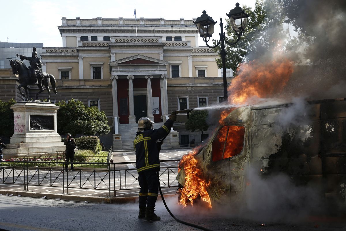 Ciocniri și incidente la protestul din centrul Atenei. Grecii continuă protestele în urma tragediei feroviare