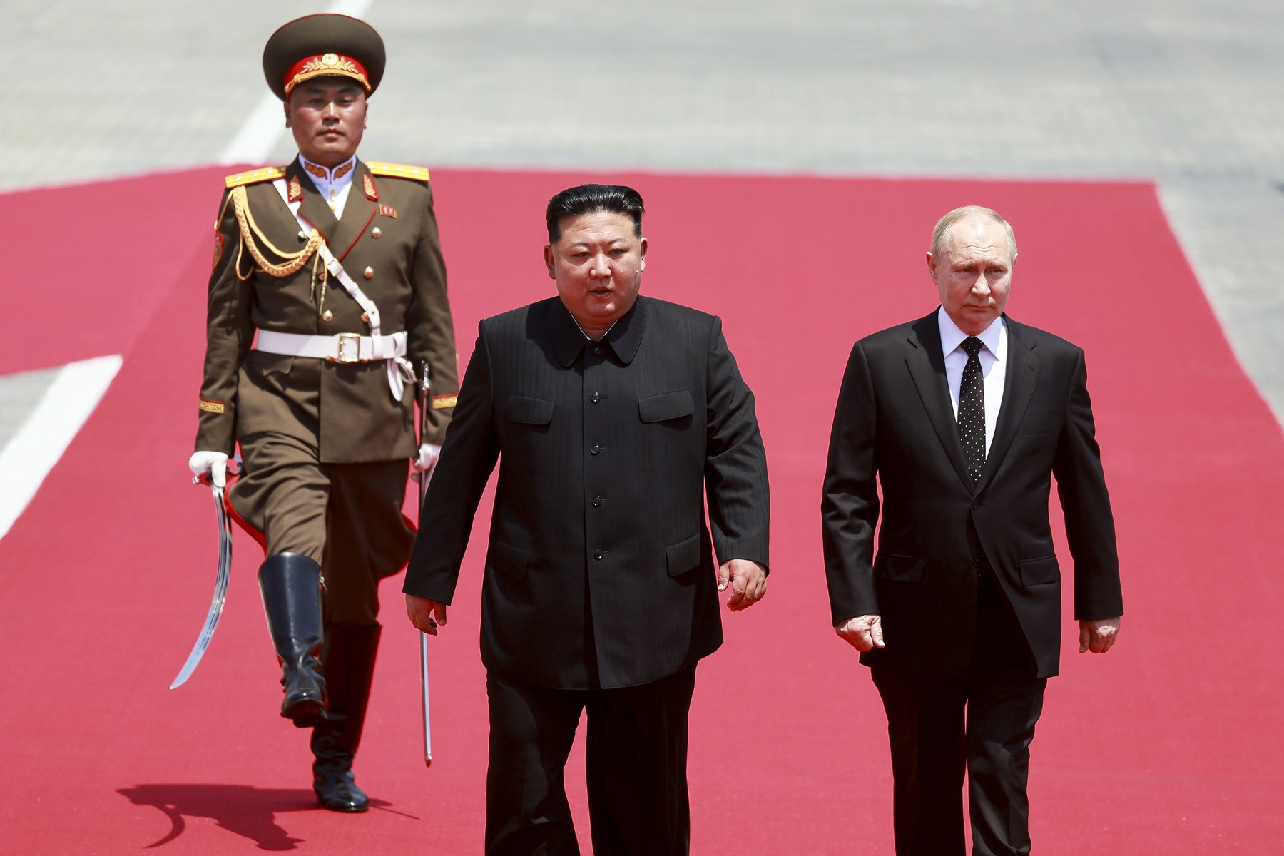 Vladimir Putin, primit cu pompă la Phenian: mii de nord-coreeni, inclusiv copii, au pus în scenă un spectacol pentru dictatorul rus