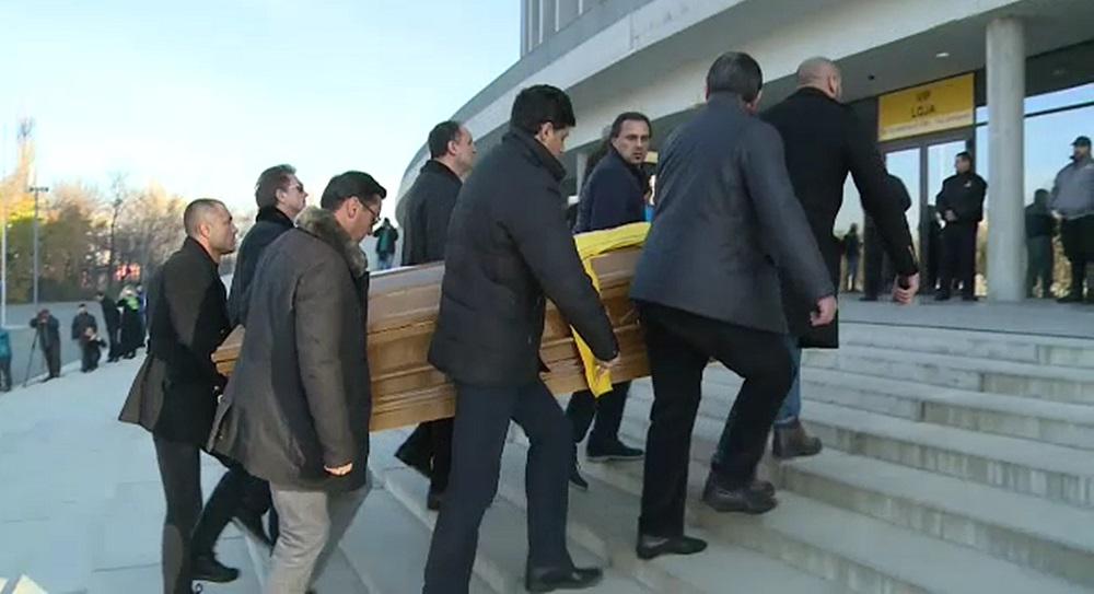 Sicriul cu trupul lui Daniel Prodan a fost readus în Pipera. Fratele și fiica, distruși! Steaua, galeria, Dinamo, Chiajna și FRF, la stadion. Sâmbătă e înmormântarea | GALERIE FOTO