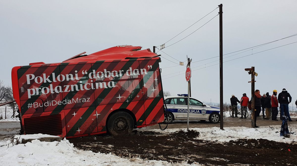 Cinci persoane au murit într-un accident feroviar în Serbia. Un autocar cu elevi a fost pur și simplu rupt în două de un tren