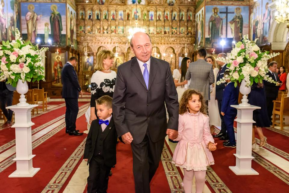 Tot ce nu s-a văzut la botezul nepoatei lui Traian Băsescu. Imagini în premieră de la creștinarea Anastasiei | FOTO