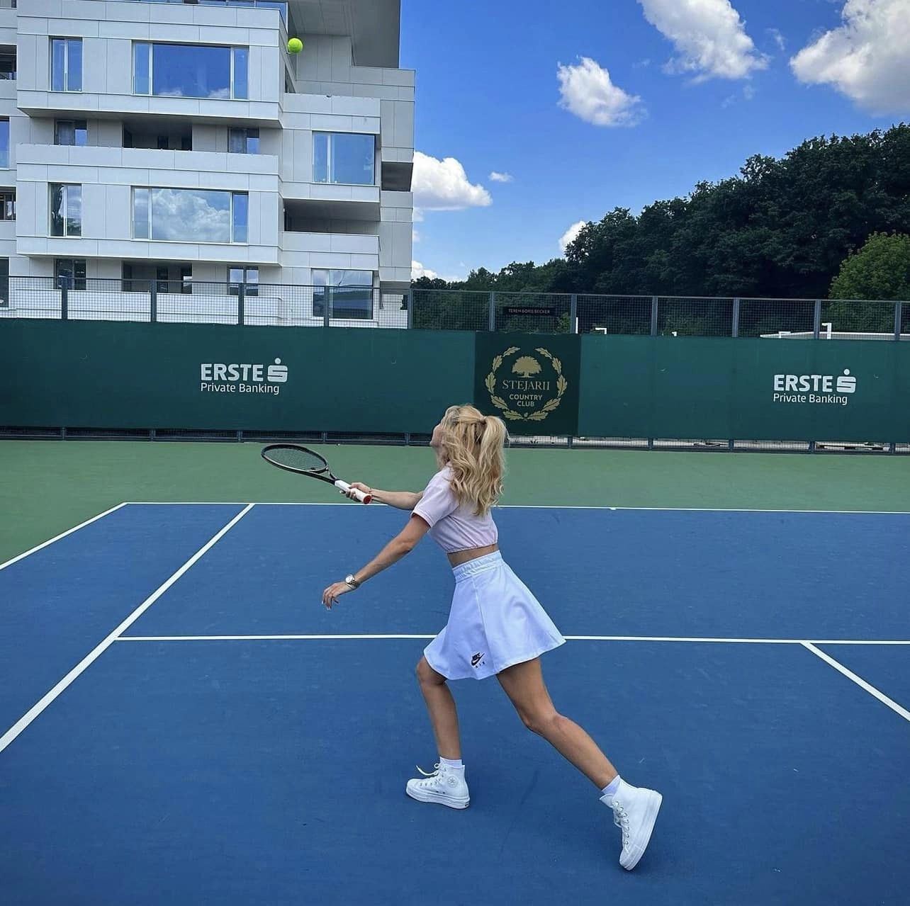 Andreea Bălan ia lecții de tenis de la iubitul ei. Artista radiază de fericire alături de Victor Vlad Cornea
