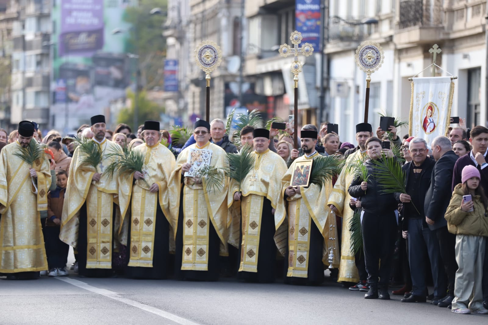 Pelerinaj de Florii, în București: sute de credincioși și preoți participă la procesiune. Cristian Popescu Piedone și fiul său au fost și ei prezenți