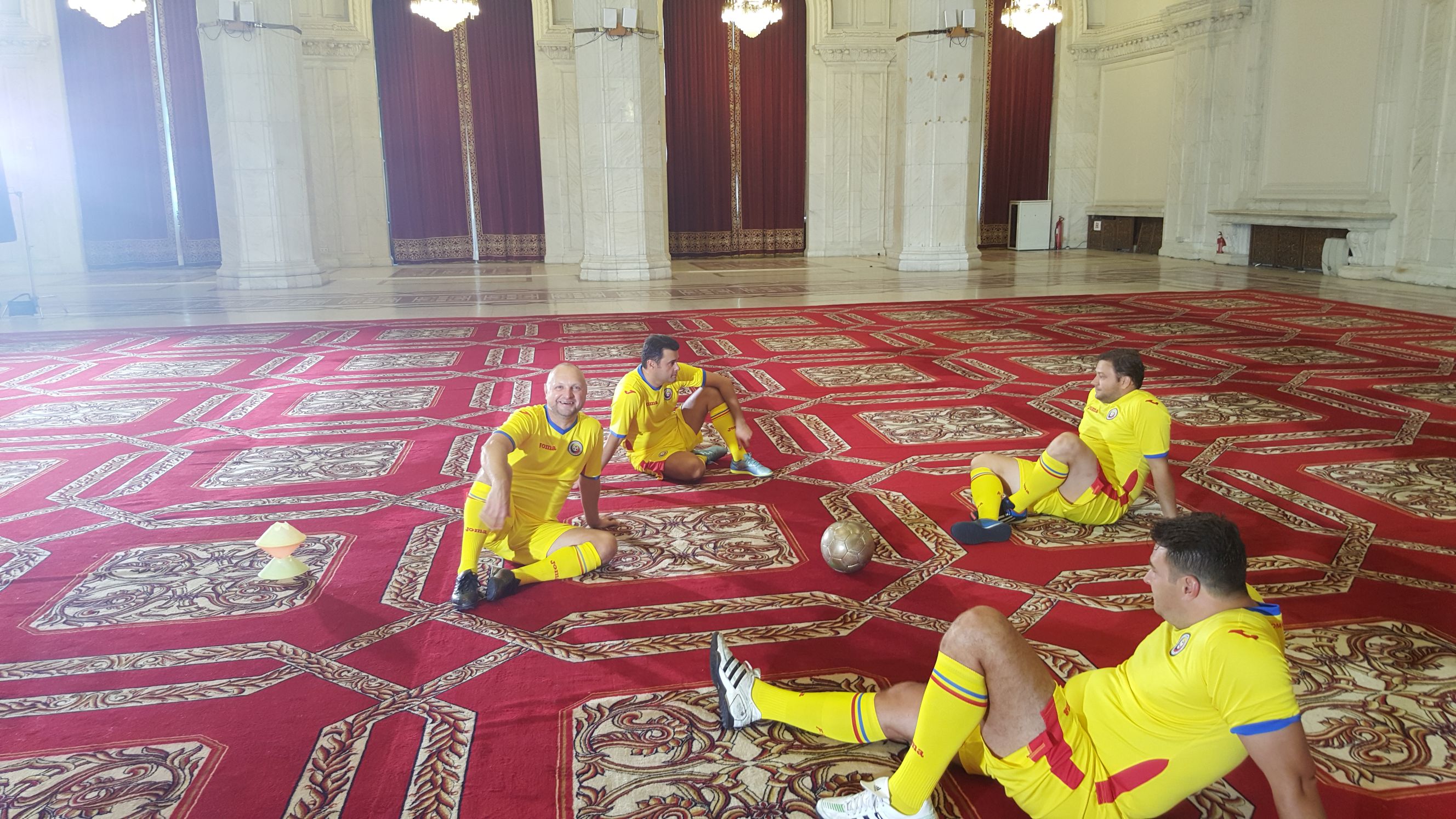FOTO / VIDEO Parlamentarii s-au filmat în timp ce jucau fotbal pe holurile Casei Poporului