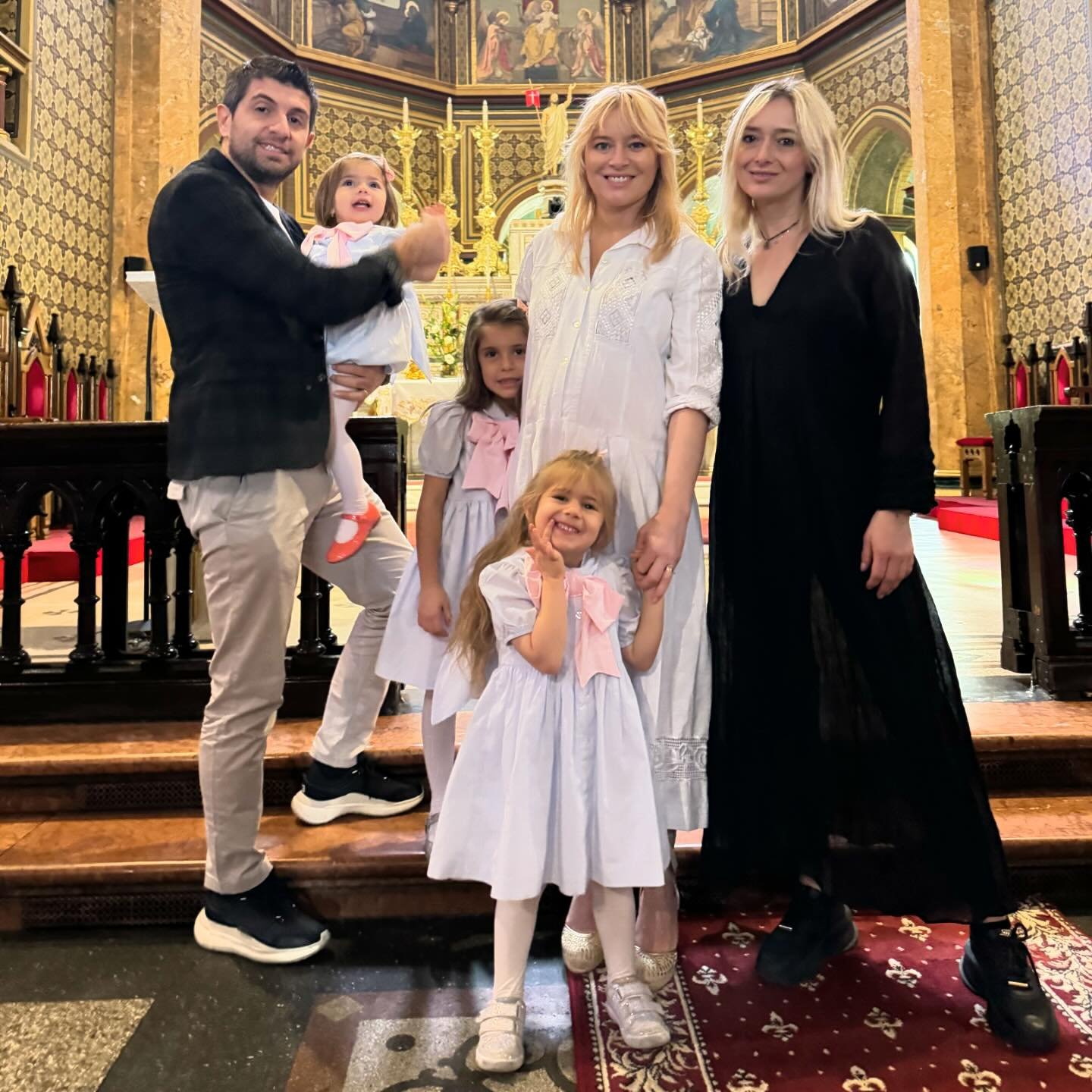 Laura Cosoi a atras toate privirile cu o rochie care a costat 50 de lei: „Am prins-o la reducere”. Actrița e însărcinată în 8 luni