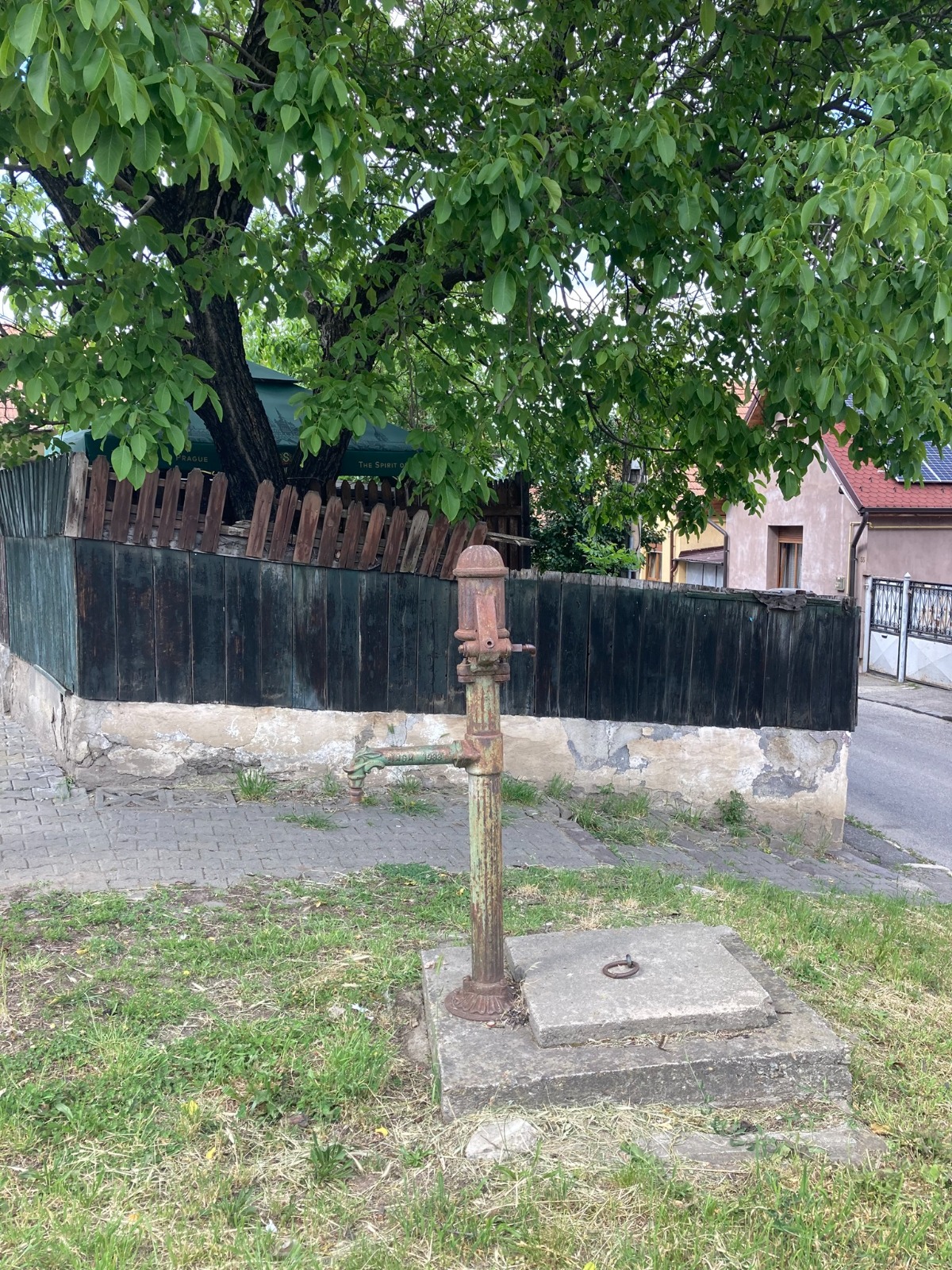 Un român stabilit în Austria de 17 ani s-a întors acasă, ca să repare cișmelele din orașul natal: „Când le vezi în starea actuală, cazi în depresie”